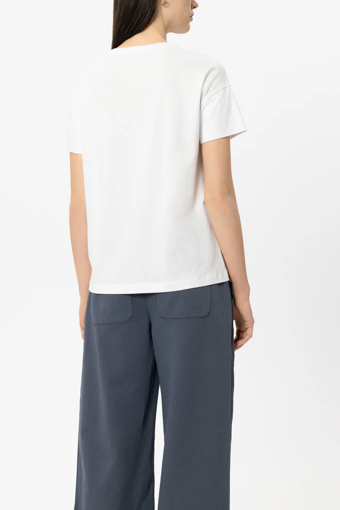 טישירט מבית המותג Luisa Cerano, עשויה כותנה טהורה, בעיטור רקמת לולאות ותוספת דיטיילס בדוגמת פרחים בחזית. גזרה ישרה, עם צווארון עגול ושרוולים קצרים.הרכב: 100% כותנההדוגמנית בגובה 1.78 ולובשת מידה 36 של Luisa Cerano