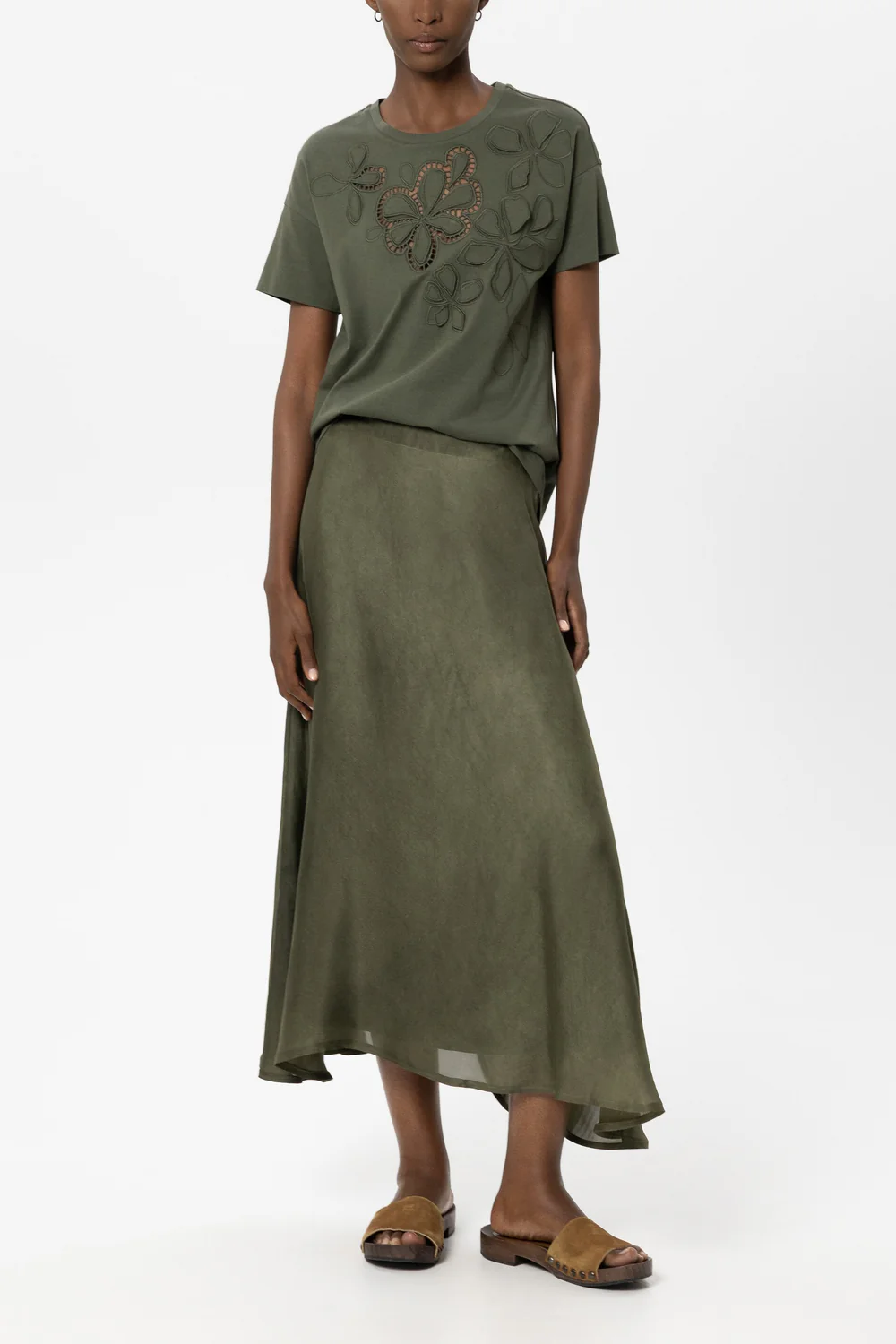 טישירט מבית המותג Luisa Cerano, עשויה כותנה טהורה, בעיטור רקמת לולאות ותוספת דיטיילס בדוגמת פרחים בחזית. גזרה ישרה, עם צווארון עגול ושרוולים קצרים.הרכב: 100% כותנההדוגמנית בגובה 1.78 ולובשת מידה 36 של Luisa Cerano