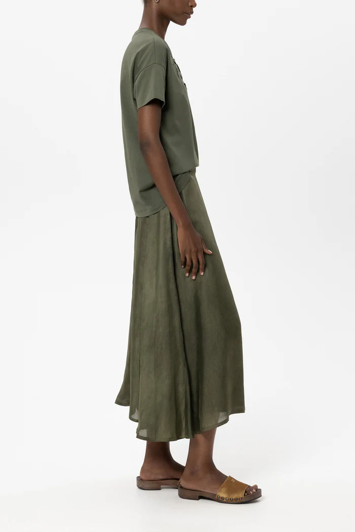 טישירט מבית המותג Luisa Cerano, עשויה כותנה טהורה, בעיטור רקמת לולאות ותוספת דיטיילס בדוגמת פרחים בחזית. גזרה ישרה, עם צווארון עגול ושרוולים קצרים.הרכב: 100% כותנההדוגמנית בגובה 1.78 ולובשת מידה 36 של Luisa Cerano