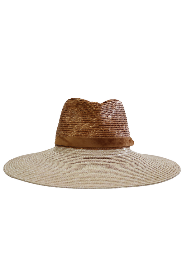 כובע קש בעל מצחייה רחבה בגווני חום בתוספת סרט קשירה