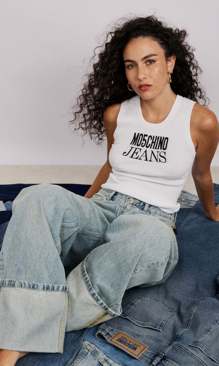 מכנסי ג'ינס רחבים בגזרה גבוהה עם מכפלת כפולההרכב: 100% כותנההדוגמנית בגובה 1.80 ולובשת מידה 28 של מוסקינו