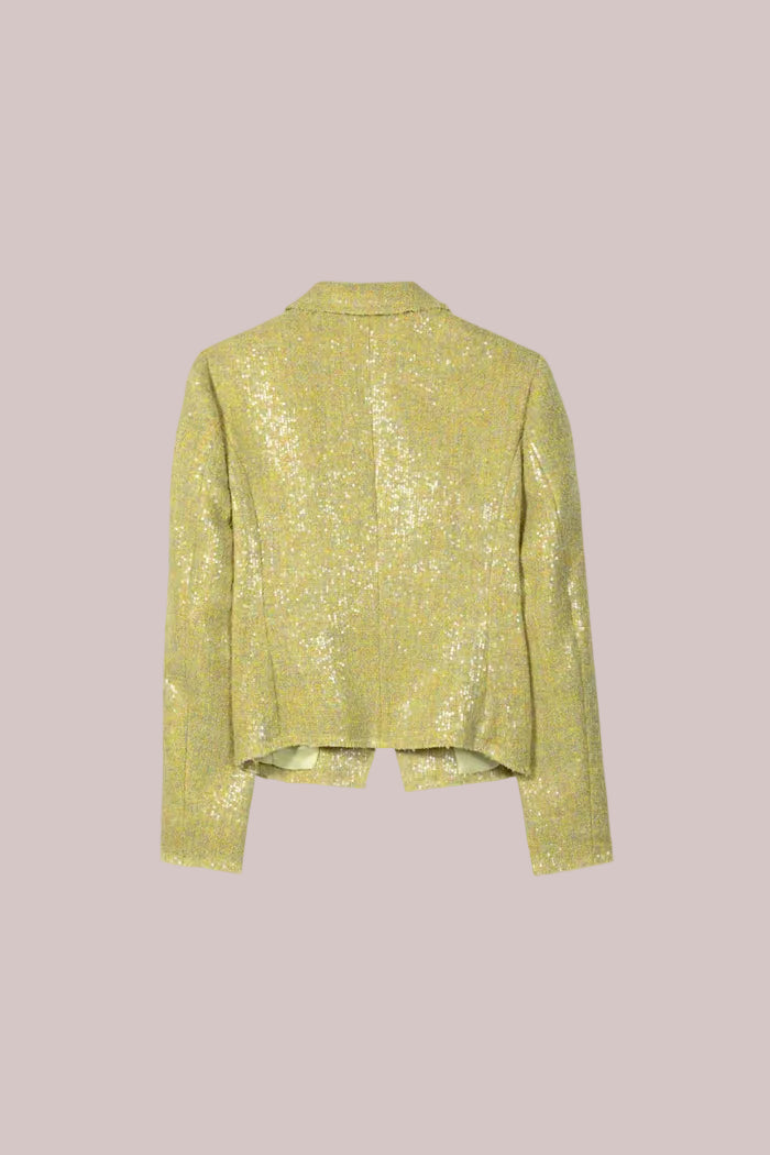 ז'קט בלייזר מבית המותג Luisa Cerano, מבד טוויד קייצי, מעוטר בפאייטים שקופים ומנצנצים. גזרה קלאסית, עם צווארון דש, כיסי פאץ', בטנה פנימית, וסגירה באמצעות כפתור תיקתק.הרכב: 80% פוליאסטר, 20% צמרהדוגמנית בגובה 1.75 ולובשת מידה 36 של Luisa Cerano