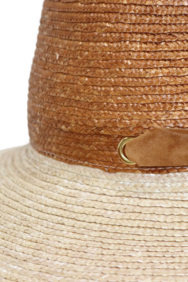 כובע קש בעל מצחייה רחבה בגווני חום בתוספת סרט קשירה