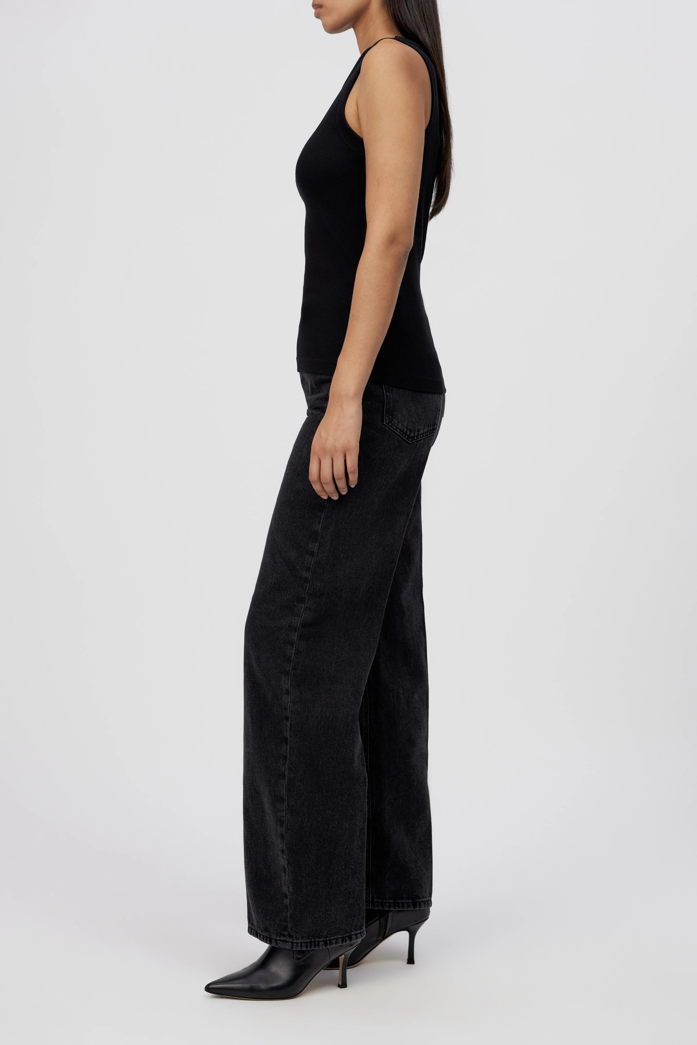 גופייה מבית המותג DRYKORN, עשויה בד כותנה רך ונעים במיוחד, ארוג בטקסטורת פסי ריב. גזרה קלאסית וצמודה לגוף, עם צווארון עגול וכתפיות רחבות.הרכב: 100% כותנההדוגמנית בגובה 1.78 ולובשת מידה S של דרייקורן