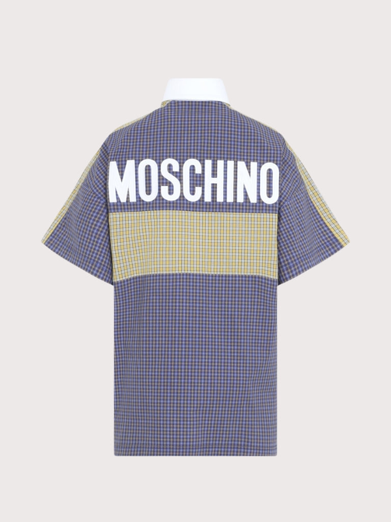 חולצת טוניקה אייקונית מבית האופנה MOSCHINO מכותנה. החולצה, בגזרה ישרה עם צווארון פולו, יכולה להלבש כשמלת מיני או כטוניקה על גרביונים, טייץ' או מכנסיים צמודים. פריט אייקטוני עם לוגו בולט בגב.  הרכב: 100% כותנההדוגמנית בגובה 1.80 ולובשת מידה S