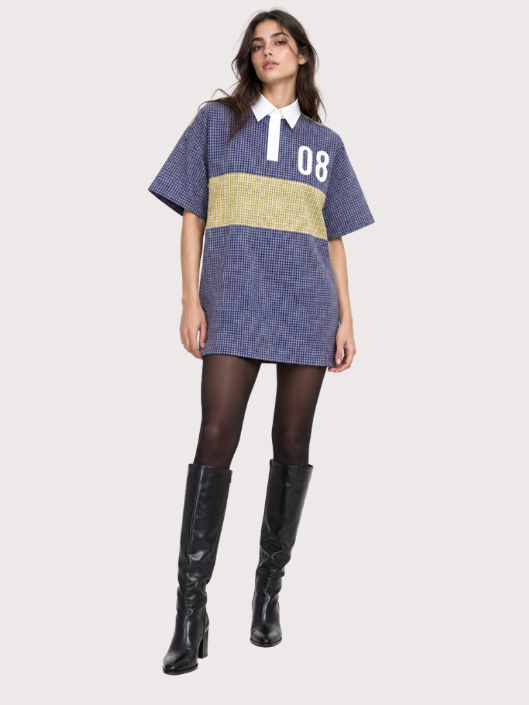 חולצת טוניקה אייקונית מבית האופנה MOSCHINO מכותנה. החולצה, בגזרה ישרה עם צווארון פולו, יכולה להלבש כשמלת מיני או כטוניקה על גרביונים, טייץ' או מכנסיים צמודים. פריט אייקטוני עם לוגו בולט בגב.  הרכב: 100% כותנההדוגמנית בגובה 1.80 ולובשת מידה S