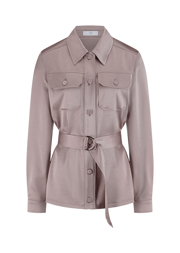 חולצה מבית המותג RIANI בעיצוב מודרני ואלגנטי, מבד סאטן רך וגולש בעל ברק מטאלי עדין, עם חגורת מותן נשלפת, להתאמה אישית ומגוון אפשרויות לבישה. גזרה ישרה, עם צווארון קלאסי, שני כיסי חזה מכופתרים, שרוולים ארוכים בגימור חפתים, וסגירת כפתורים לכל האורך.הרכב: 100% פוליאסטרהדוגמנית בגובה 1.75 ולובשת מידה 36 אירופאית