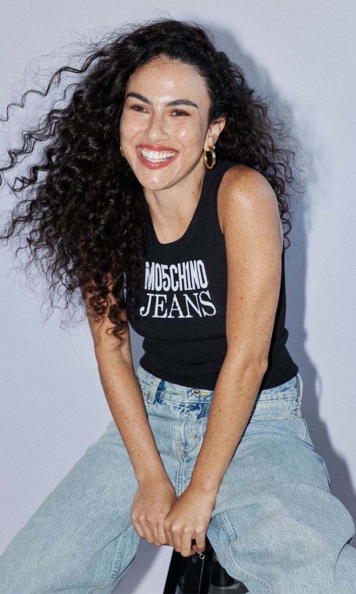 גופיית סריג עם הדפס מונוגרםהרכב: 83% ויסקוזה, 17% פוליאסטרהדוגמנית בגובה 1.78 ולובשת מידה 40 של MOSCHINO