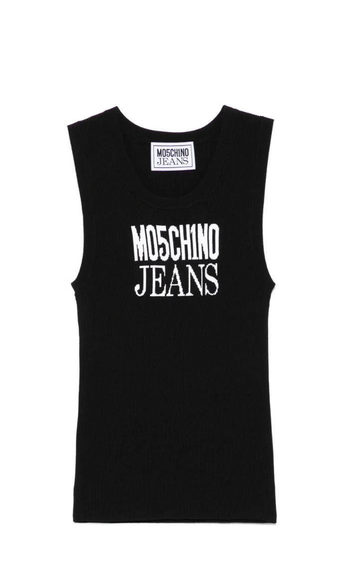 גופיית סריג עם הדפס מונוגרםהרכב: 83% ויסקוזה, 17% פוליאסטרהדוגמנית בגובה 1.78 ולובשת מידה 40 של MOSCHINO