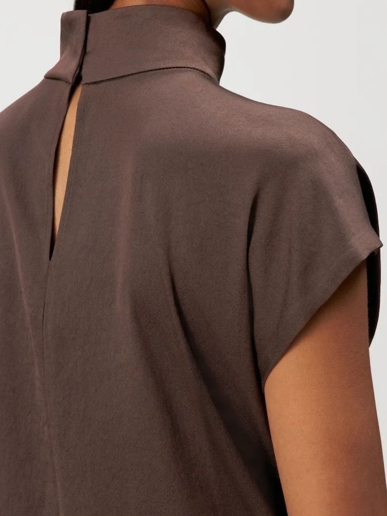חולצה מבד סאטן של המותג DRYKORN. לחולצה צווארון גבוה שנסגר עם שני כפתורים בצווארון ושרוולים ללא תפר בכתף.הבד, הגזרה והצבע הופכים את החולצה לפריט חובה. הרכב: 96% אצטט  4% אלסטן הדוגמנית 1.80 ולובשת מידה 2