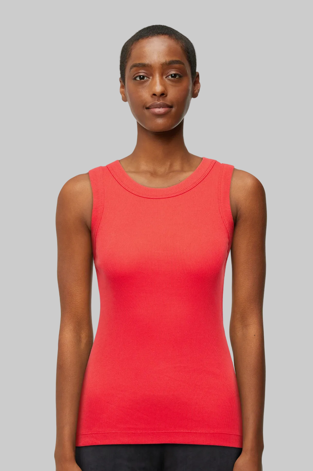 גופייה מבית המותג DRYKORN, עשויה בד כותנה רך ונעים במיוחד, ארוג בטקסטורת פסי ריב. גזרה קלאסית וצמודה לגוף, עם צווארון עגול וכתפיות רחבות.הרכב: 100% כותנההדוגמנית בגובה 1.78 ולובשת מידה S של דרייקורן