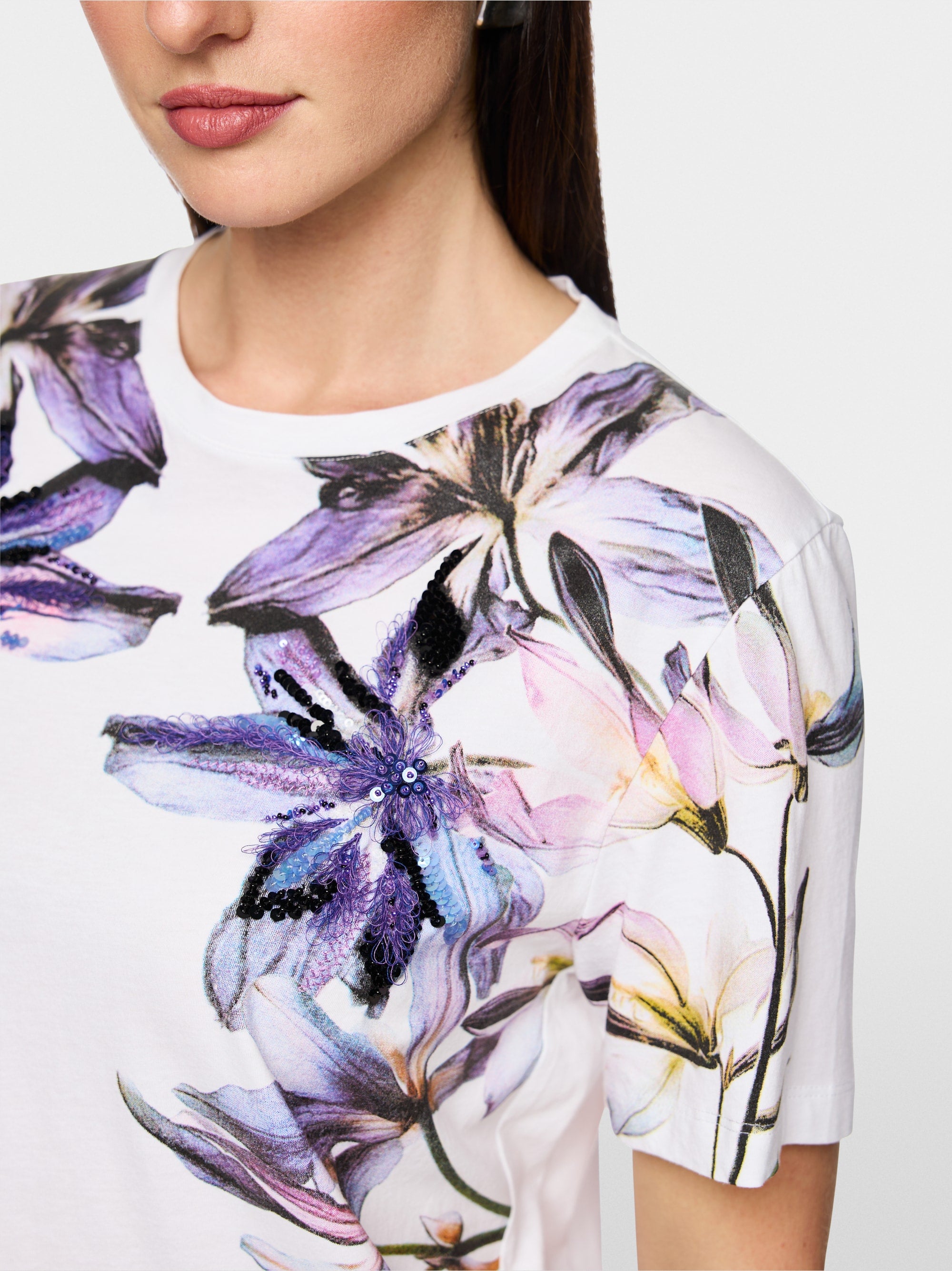 חולצת טישירט בגזרה ישרה ונינוחה, עשויה כותנה רכה ונעימה במיוחד. עם שרוולים קצרים, צווארון עגול, והדפס פרחוני עדין בשילוב רקמת פאייטים שקופים.הרכב: 100% כותנההדוגמנית בגובה 1.79 ולובשת מידה 3 של מארק קיין