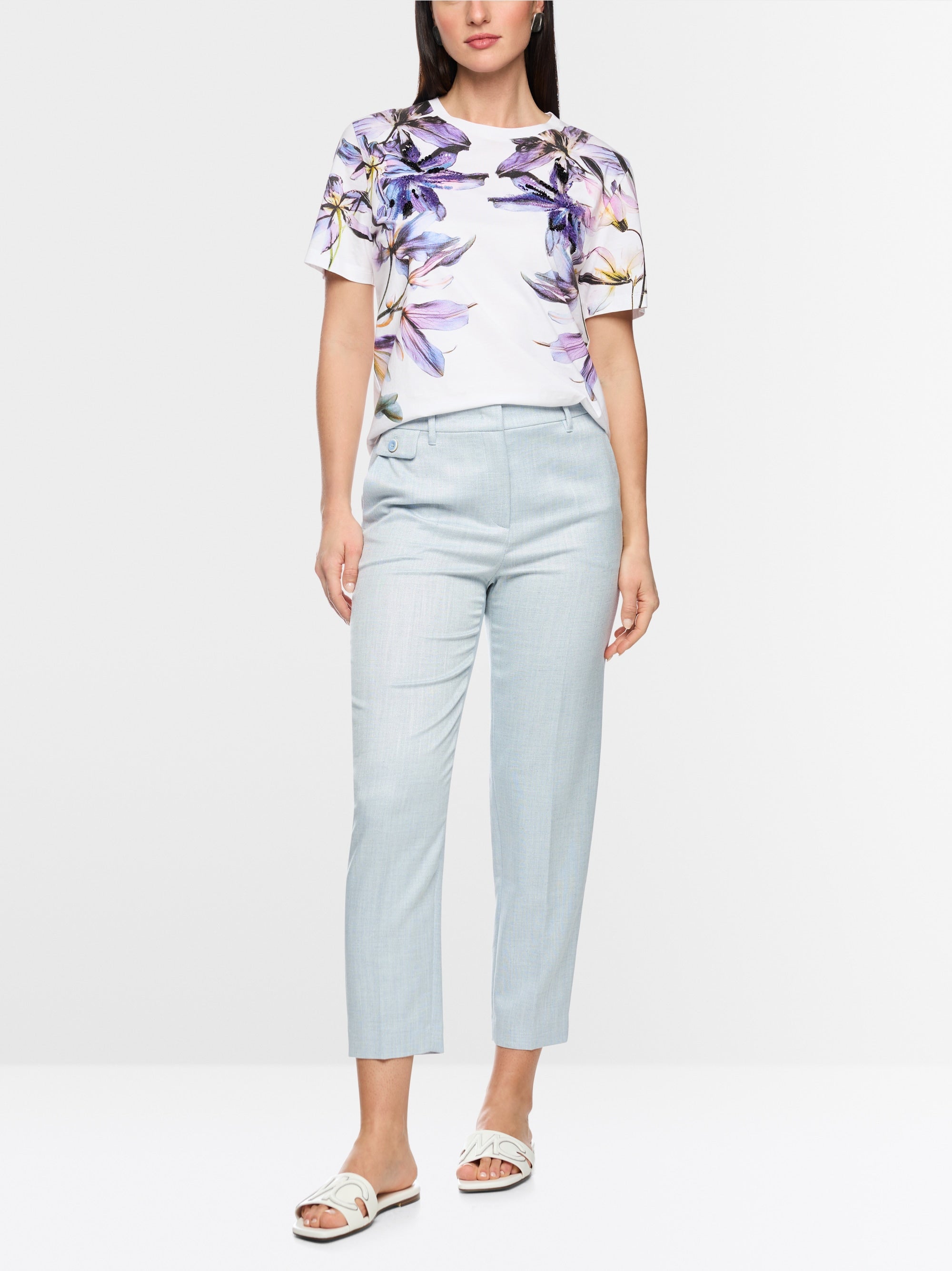 חולצת טישירט בגזרה ישרה ונינוחה, עשויה כותנה רכה ונעימה במיוחד. עם שרוולים קצרים, צווארון עגול, והדפס פרחוני עדין בשילוב רקמת פאייטים שקופים.הרכב: 100% כותנההדוגמנית בגובה 1.79 ולובשת מידה 3 של מארק קיין