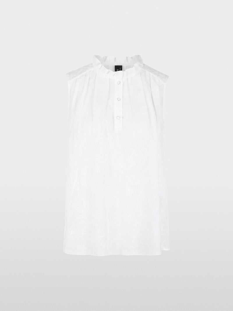 חולצה אלגנטית ללא שרוולים בגזרה רחבה, עשויה בד מעט שקפקף, מתערובת כותנה ומשי רכה וקלילה, עם דוגמת רקמה פרחונית עדינה. קפלים מודגשים בחזית ובגב, וצווארון קולר בגימור מסולסל עם סגירת 3 כפתורים.הרכב: 77% כותנה, 23% משיהדוגמנית בגובה 1.79 ולובשת מידה 3 של מארק קיין 