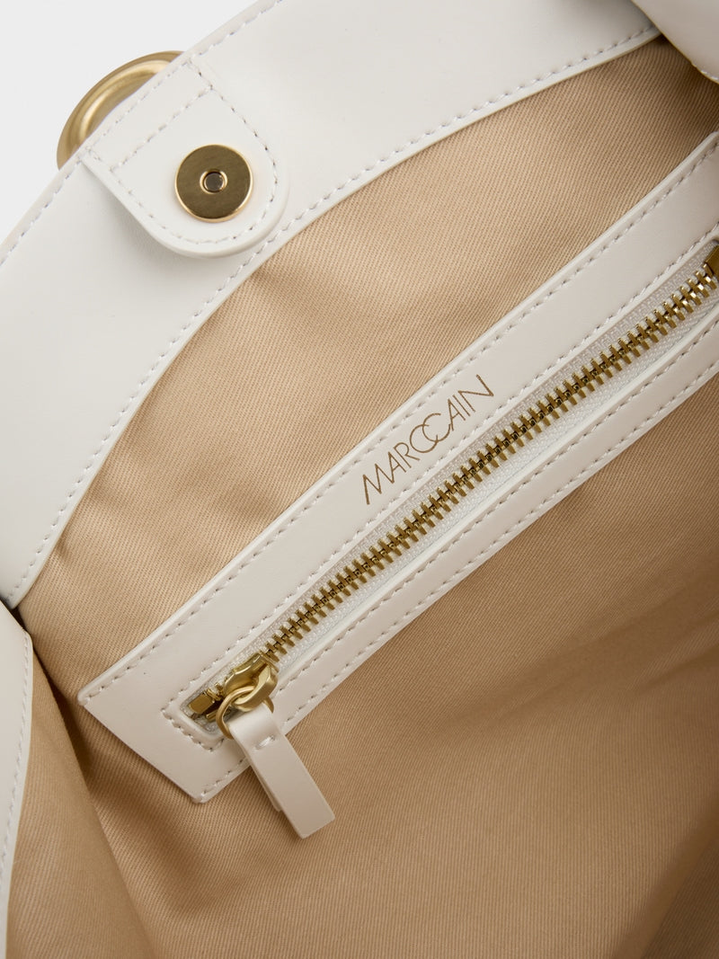 תיק נשיאה אלגנטי, עם ידיות אחיזה מעוגלות, ורצועת כתף נשלפת ומתכווננת למגוון אפשרויות נשיאה.תא פנימי עם רוכסן, וסגירה מגנטית עם וו מעוצב.מידות: 43*17*25 ס"מהרכב: 65% עור ממוחזר, 19% פוליאוריטן, 16% פוליאסטר