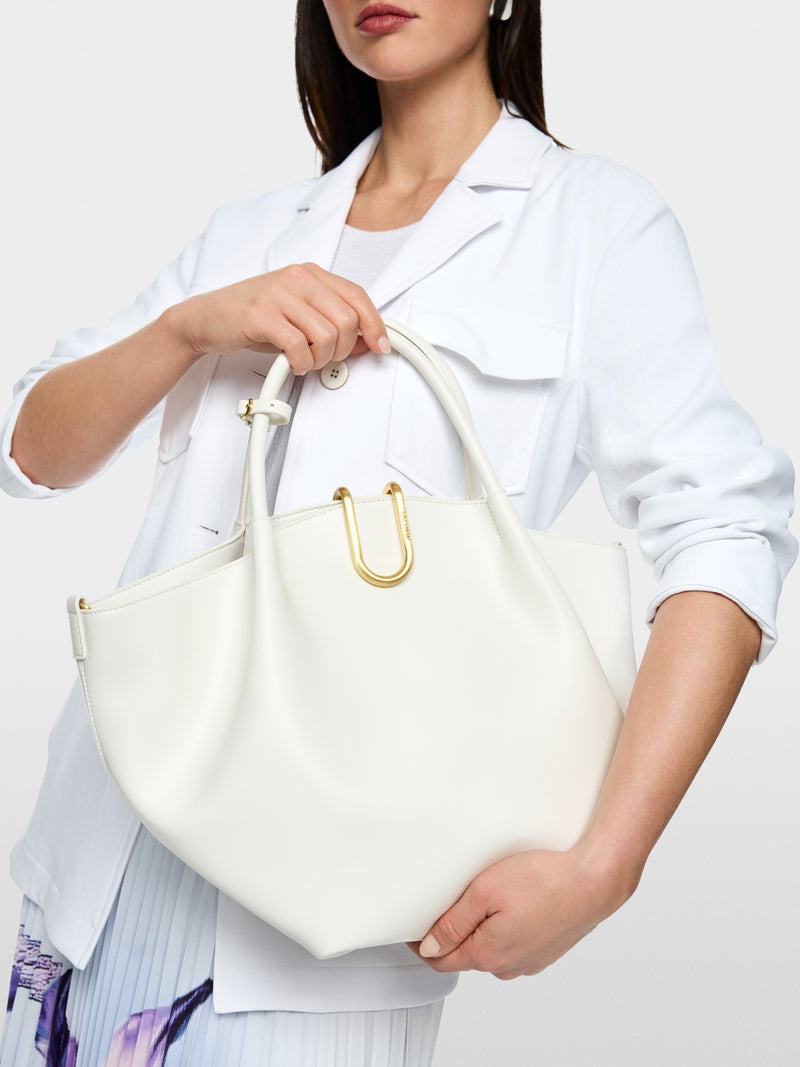 תיק נשיאה אלגנטי, עם ידיות אחיזה מעוגלות, ורצועת כתף נשלפת ומתכווננת למגוון אפשרויות נשיאה.תא פנימי עם רוכסן, וסגירה מגנטית עם וו מעוצב.מידות: 43*17*25 ס"מהרכב: 65% עור ממוחזר, 19% פוליאוריטן, 16% פוליאסטר