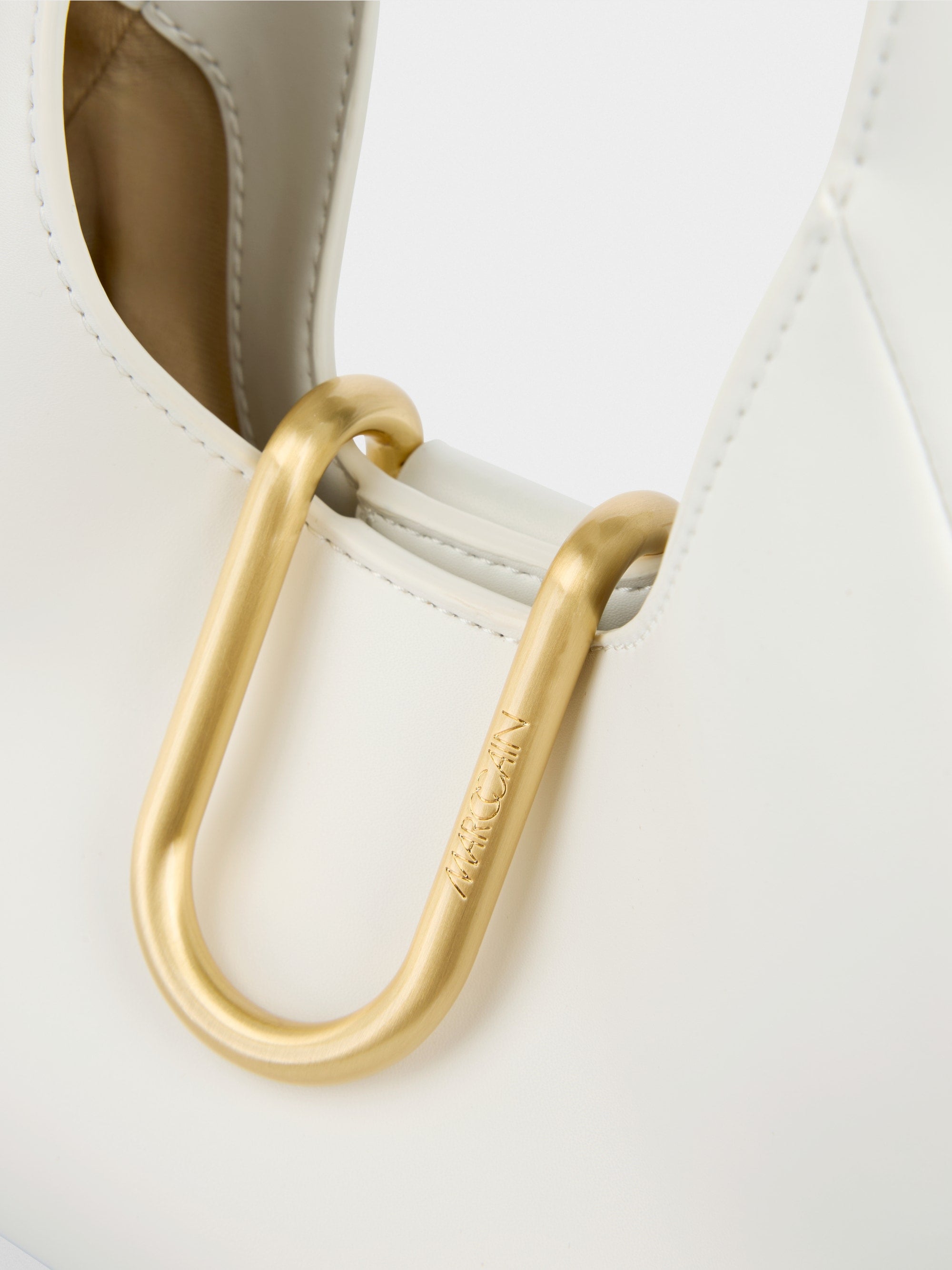 תיק יד אלגנטי, עם גימורי מתכת מוזהבים, ורצועת כתף נשלפת ומתכווננת למגוון אפשרויות נשיאה.עם כיס פנימי קטן, וסגירה מגנטית עם וו מעוצב.מידות: 25*9*17 ס"מהרכב: 65% עור ממוחזר, 19% פוליאוריטן, 16% פוליאסטר