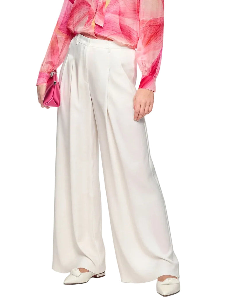 מכנסיים בגזרה רחבה וארוכה במיוחד, עשויים בד סאטן רך וגולש, בעיצוב אלגנטי ועדכני. עם מותן גבוהה, קפלים קדמיים מודגשים, ולולאות לחגורה. סגירה באמצעות וו נסתר ורוכסן. ללא כיסים.הרכב: 87% טריאצטט, 13% אלסטןהדוגמנית בגובה 1.79 ולובשת מידה 3 של מארק קיין 