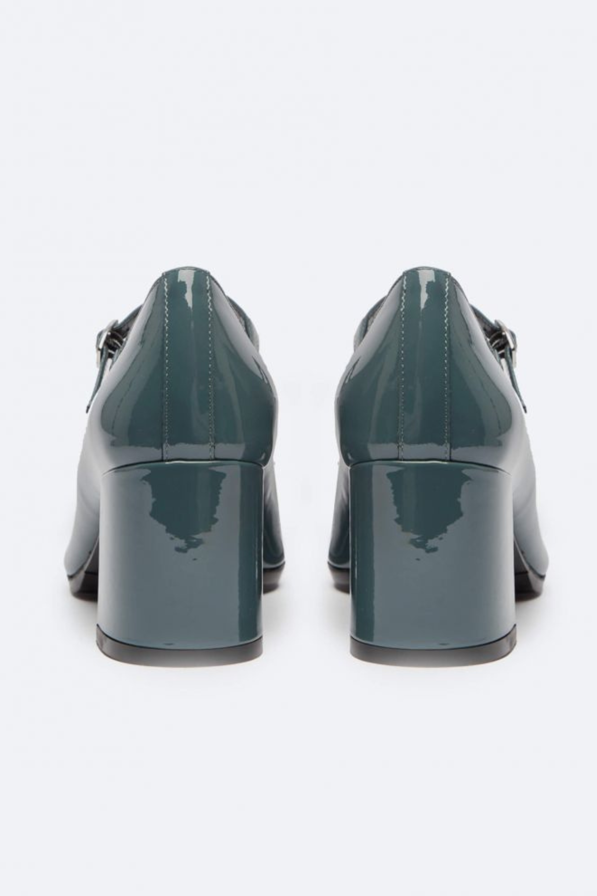 נעלי עקב מעור בצבע כחול אפרפר עם שתי רצועות הרכב: עור עם סוליית גומיגובה העקב: 6 ס"מ 