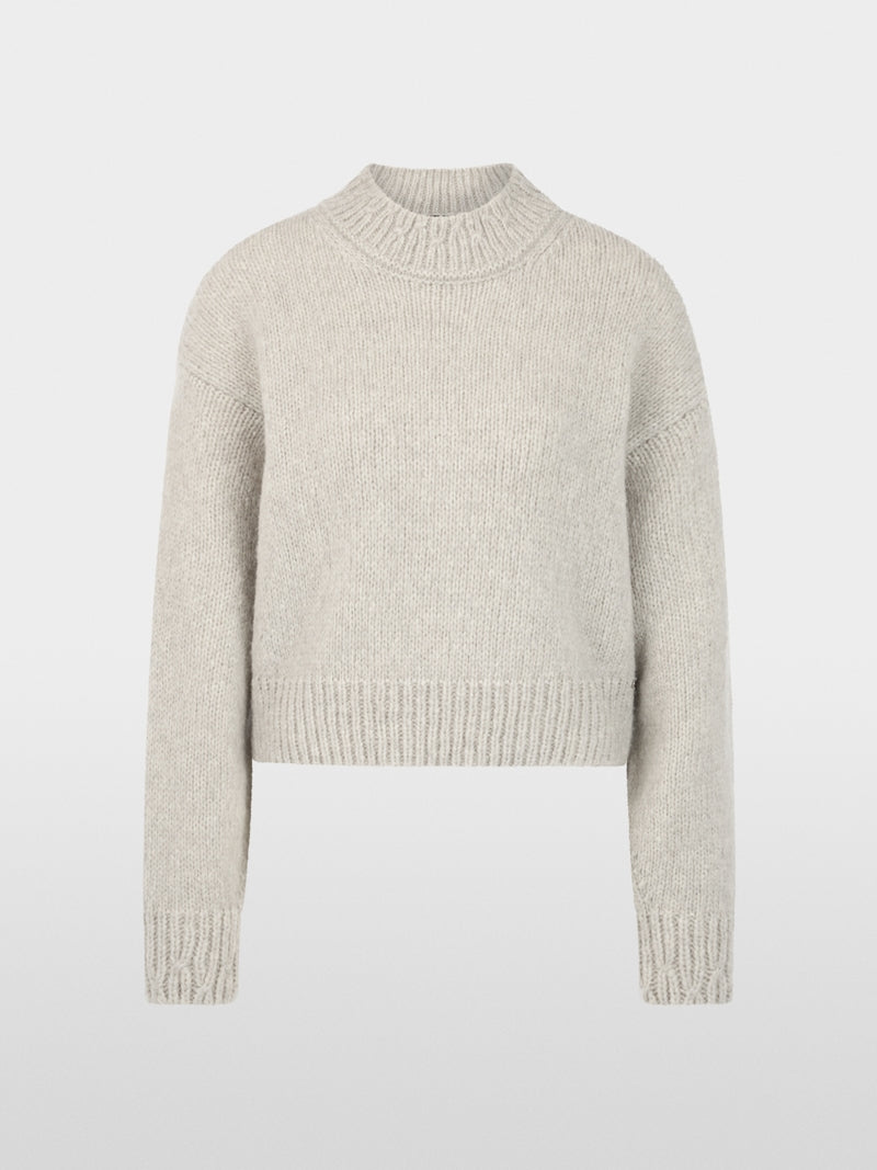 הסריג הסרוג הזה מרשים בגזרתו הקרופ ובתחושה הנוחה שלו. הגזרה הרפויה עם תפר רגלן (Dropped Shoulders) יוצרת מראה קז'ואל, בעוד שהשרוולים הרחבים והמכפלת משלימים את העיצוב. הבגד נסרג ועובד בגרמניה, בעוד החלקים השונים מעובדים בחברות שותפות אירופיות.עיצוב בגזרה רפויה, שרוולים מודגשים ומכפלת.הרכב: 45% צמר, 30% אלפקה, 25% פוליאמידהדוגמנית בגובה 1.79 ולובשת מידה 3 של מארק קיין
