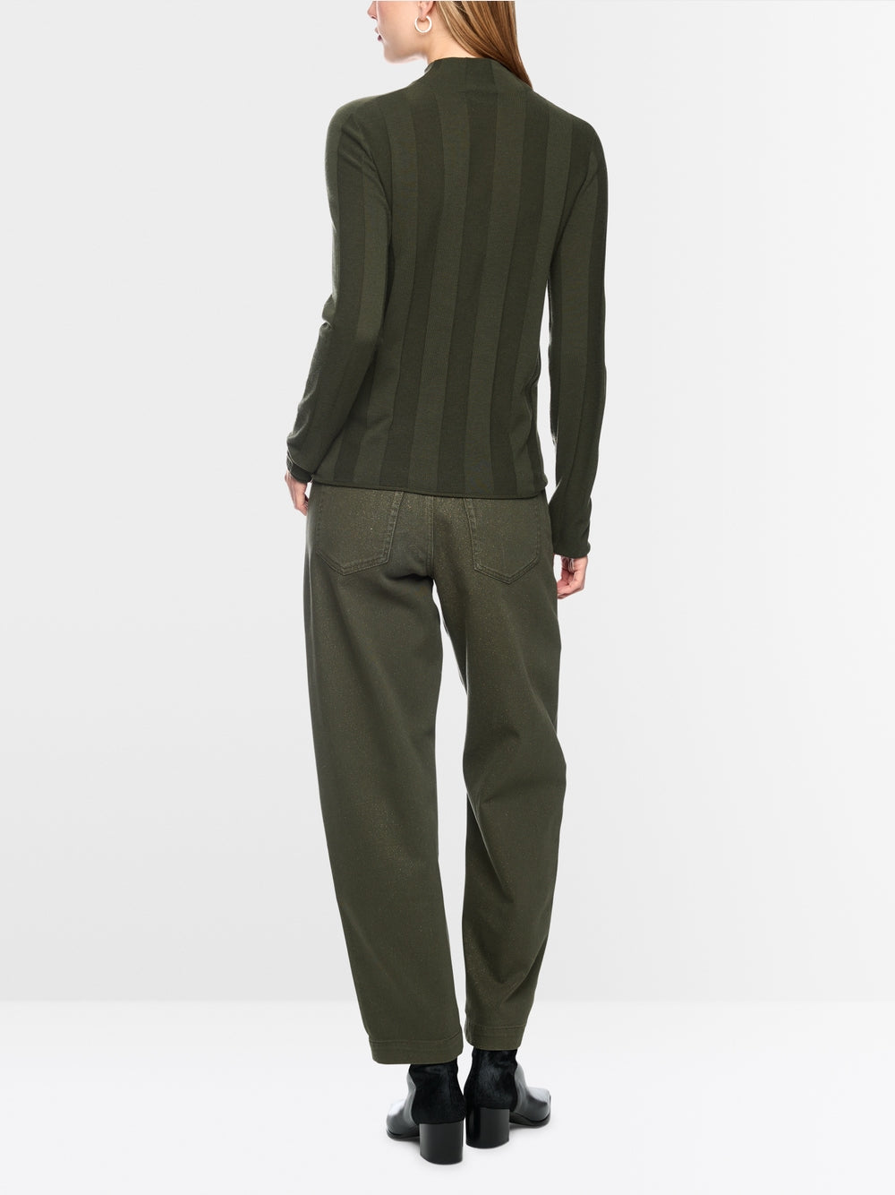 סוודר סריג עדין בגזרה צרה (Slim fit), המשלב אלגנטיות על-זמנית עם נוחות יוצאת דופן. תערובת צמר חדש איכותית עם כמות קטנה של קשמיר מעניקה חום נעים ותחושה רכה. מרקם עדין מוסיף נגיעה עכשווית. צווארון עומד קלאסי ומכפלות מגולגלות משלימים את המראה.עיצוב בגזרה צרה, צווארון עומד, מכפלות מגולגלות, ותווית לוגו קטנה.הרכב: 75% צמר טהור, 20% פוליאסטר, 5% קשמירהדוגמנית בגובה 1.79 ולובשת מידה 3 של מארק קיין