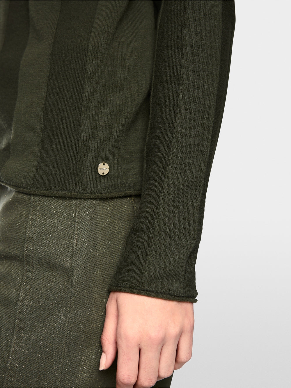 סוודר סריג עדין בגזרה צרה (Slim fit), המשלב אלגנטיות על-זמנית עם נוחות יוצאת דופן. תערובת צמר חדש איכותית עם כמות קטנה של קשמיר מעניקה חום נעים ותחושה רכה. מרקם עדין מוסיף נגיעה עכשווית. צווארון עומד קלאסי ומכפלות מגולגלות משלימים את המראה.עיצוב בגזרה צרה, צווארון עומד, מכפלות מגולגלות, ותווית לוגו קטנה.הרכב: 75% צמר טהור, 20% פוליאסטר, 5% קשמירהדוגמנית בגובה 1.79 ולובשת מידה 3 של מארק קיין