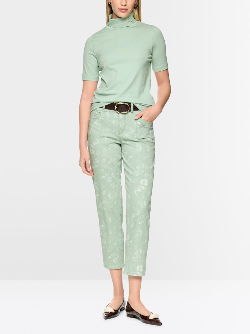 חולצה בגזרה צרה (Slim fit) עם שרוולים קצרים משלבת נוחות עם עיצוב ייחודי. עשויה מכותנה סטרצ'ית רכה, היא מתאימה לקווי הגוף בצורה מושלמת. הדגש הוא על הצווארון העומד עם חריץ: כשהוא מקופל למטה, מתגלה פרט אלגנטי, המעניק למראה טאץ' מתוחכם.עיצוב בגזרה צרה, שרוולים קצרים, צווארון עומד, ופרטים.הרכב: 95% כותנה, 5% אלסטןהדוגמנית בגובה 1.79 ולובשת מידה 3 של מארק קיין