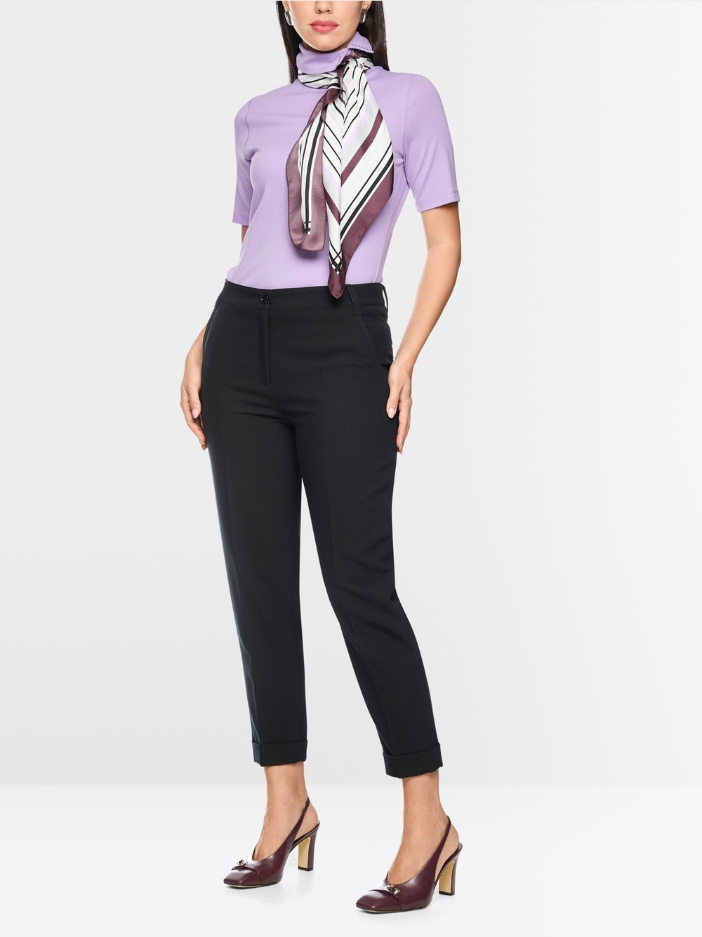 חולצה בגזרה צרה (Slim fit) עם שרוולים קצרים משלבת נוחות עם עיצוב ייחודי. עשויה מכותנה סטרצ'ית רכה, היא מתאימה לקווי הגוף בצורה מושלמת. הדגש הוא על הצווארון העומד עם חריץ: כשהוא מקופל למטה, מתגלה פרט אלגנטי, המעניק למראה טאץ' מתוחכם.עיצוב בגזרה צרה, שרוולים קצרים, צווארון עומד, ופרטים.הרכב: 95% כותנה, 5% אלסטןהדוגמנית בגובה 1.79 ולובשת מידה 3 של מארק קיין