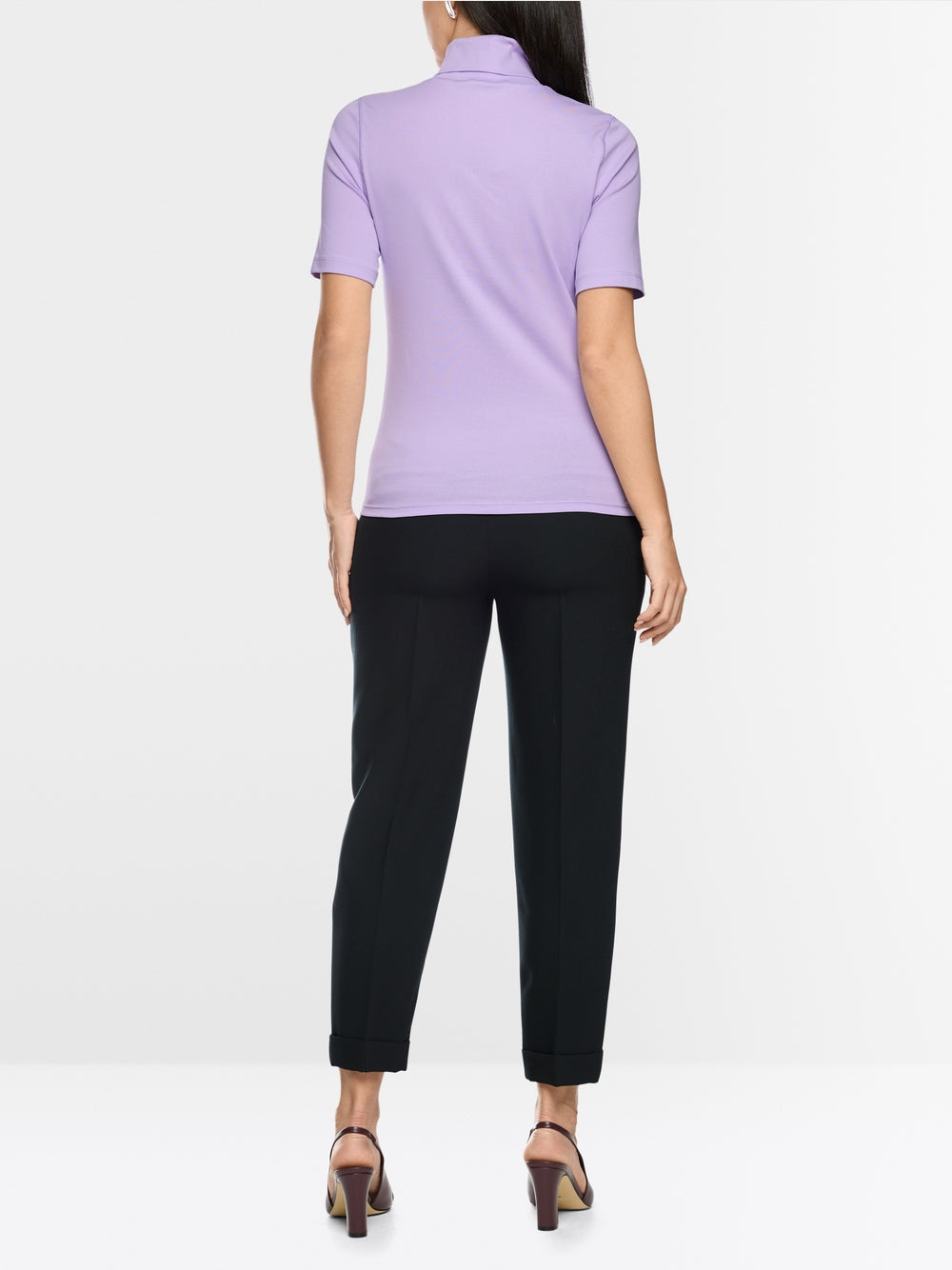 חולצה בגזרה צרה (Slim fit) עם שרוולים קצרים משלבת נוחות עם עיצוב ייחודי. עשויה מכותנה סטרצ'ית רכה, היא מתאימה לקווי הגוף בצורה מושלמת. הדגש הוא על הצווארון העומד עם חריץ: כשהוא מקופל למטה, מתגלה פרט אלגנטי, המעניק למראה טאץ' מתוחכם.עיצוב בגזרה צרה, שרוולים קצרים, צווארון עומד, ופרטים.הרכב: 95% כותנה, 5% אלסטןהדוגמנית בגובה 1.79 ולובשת מידה 3 של מארק קיין