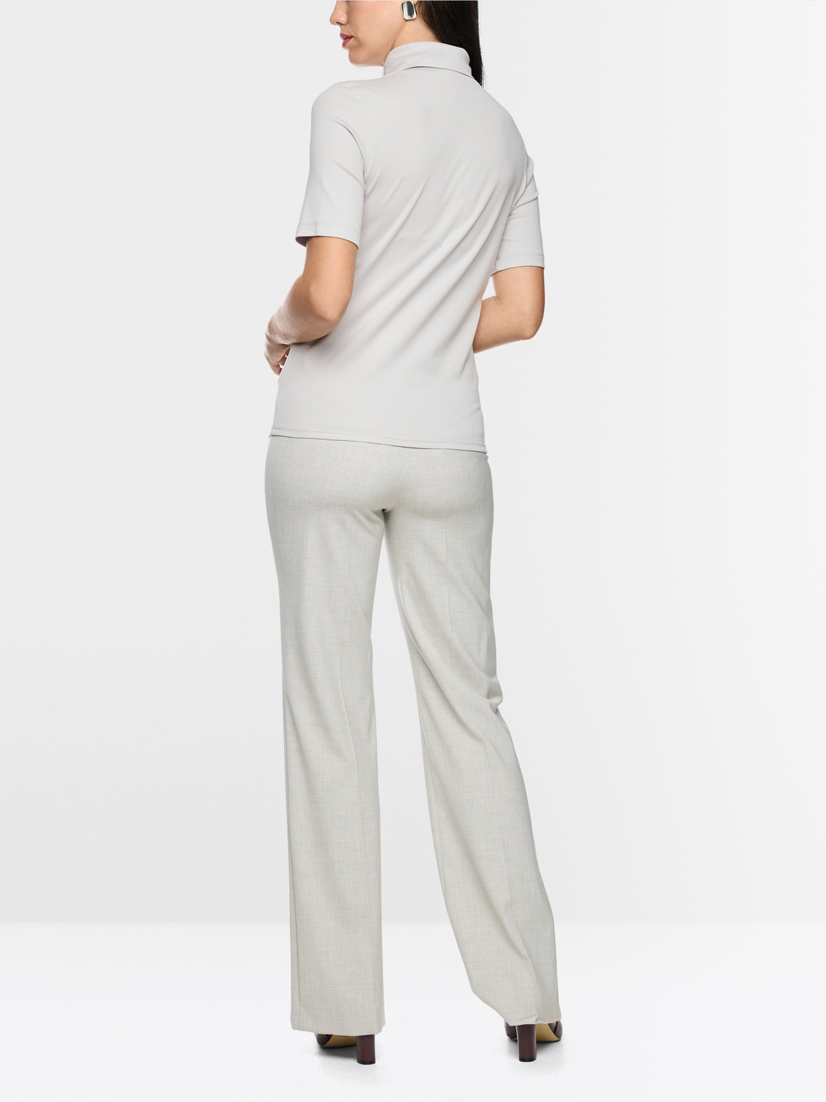 חולצה זו בגזרה צרה (Slim fit) עם שרוולים קצרים משלבת נוחות עם עיצוב ייחודי. עשויה מכותנה סטרצ'ית רכה, היא מתאימה לקווי הגוף בצורה מושלמת. הדגש הוא על הצווארון העומד עם חריץ: כשהוא מקופל למטה, מתגלה פרט אלגנטי, המעניק למראה טאץ' מתוחכם.עיצוב בגזרה צרה, שרוולים קצרים, צווארון עומד, ופרטים.הרכב: 95% כותנה, 5% אלסטןהדוגמנית בגובה 1.79 ולובשת מידה 3 של מארק קיין