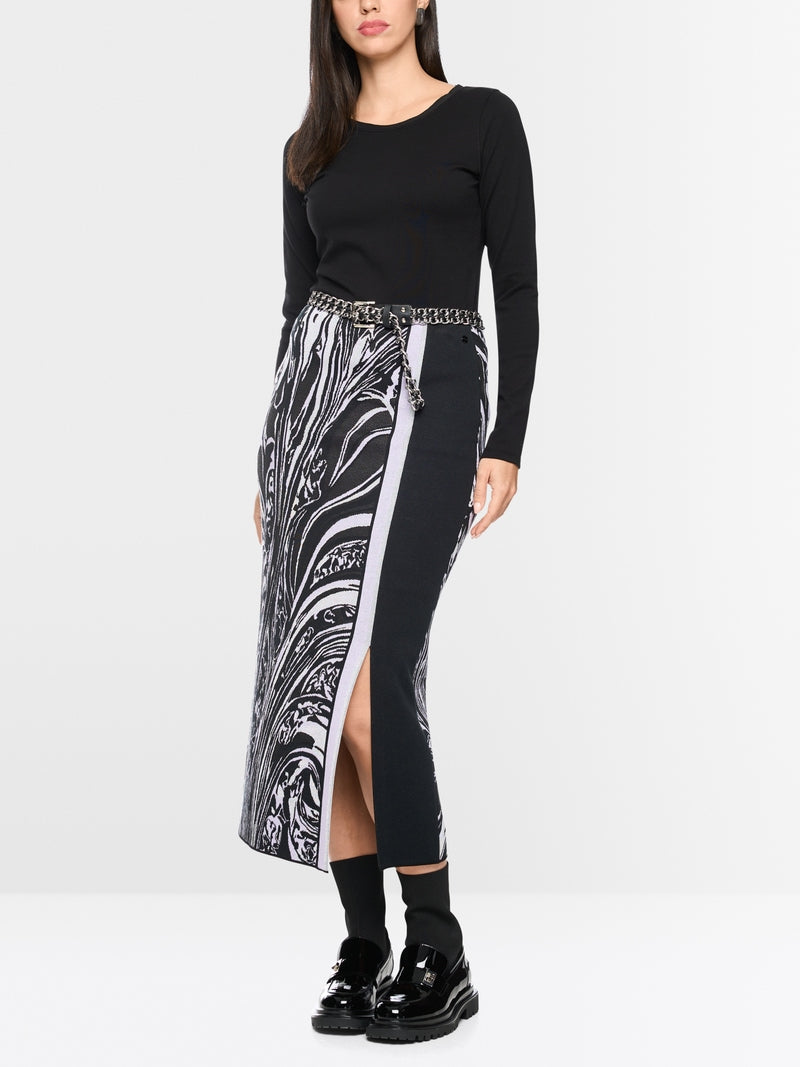 חולצה זו בגזרה צרה (Slim fit) עם שרוולים ארוכים משלבת כותנה סטרצ'ית איכותית עם פרטים אקסקלוסיביים. הגזרה הצמודה לגוף מבטיחה סילואט עכשווי ונוחות מעולה. פרט ייחודי: קו הצוואר העגול הקלאסי, המקבל מראה אלגנטי הודות לשוליים דו-שכבתיים ממשי טהור.עיצוב בגזרה צרה, שרוולים ארוכים, קו צוואר עגול, וכיתוב Marc Cain.הרכב: 92% כותנה, 8% אלסטןפתיון: 100% משיהדוגמנית בגובה 1.79 ולובשת מידה 3 של מארק קיין