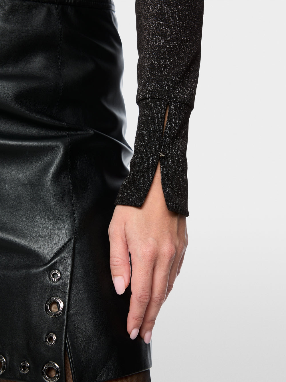 חולצה בגזרה צרה (Slim fit) עם שרוולים ארוכים, מרשימה בתערובת חומרים עדינה עם חוט לורקס, היוצרת ברק עדין. הגזרה הצמודה לגוף וקו הצוואר העגול הקלאסי יוצרים סילואט אלגנטי. מפתח בסיומת השרוולים, המעוטרת בכפתורים דקורטיביים אלגנטיים, מוסיפים טאץ' ייחודי.עיצוב בגזרה צרה, שרוולים ארוכים, קו צוואר עגול, וכפתור דקורטיבי.הרכב: 66% פוליאסטר, 17% סיבים מתכתיים, 15% פוליאמיד, 2% אלסטןהדוגמנית בגובה 1.79 ולובשת מידה 3 של מארק קיין
