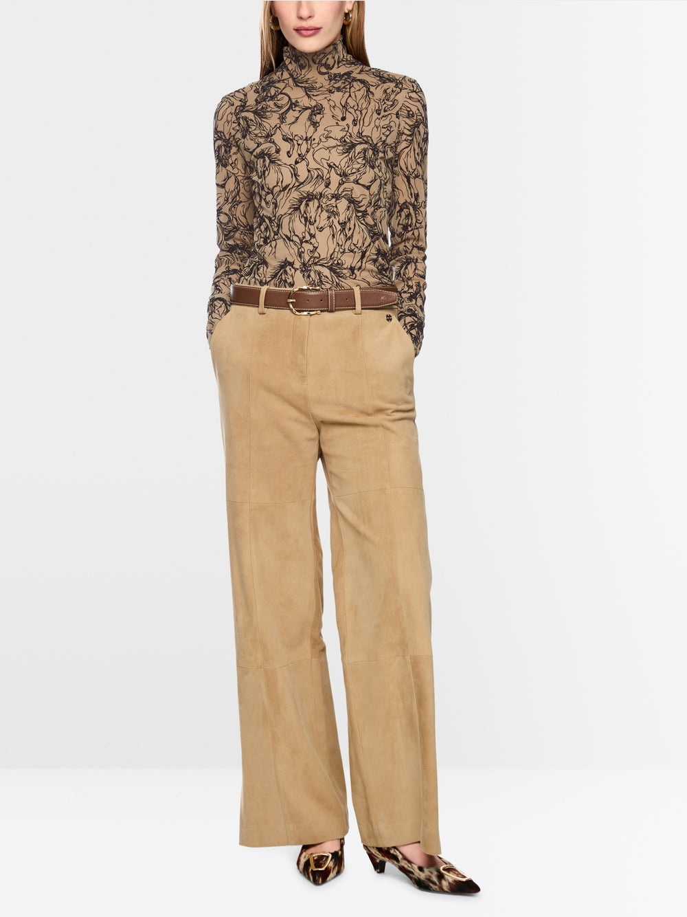 חולצה בגזרה צרה (Slim fit) עם שרוולים ארוכים, עשויה בד סטרצ'י אלסטי, המשלבת נוחות עם עיצוב יוצא דופן. צווארון עומד אלגנטי יוצר סילואט עכשווי. הדגש בחולצה הוא על הדפס האיכותי והקטיפתי של סוסים דוהרים.עיצוב בגזרה צרה, צווארון עומד, שרוולים ארוכים, ותווית לוגו קטנה.הרכב: 54% פוליאמיד, 46% ויסקוזההדוגמנית בגובה 1.79 ולובשת מידה 3 של מארק קיין