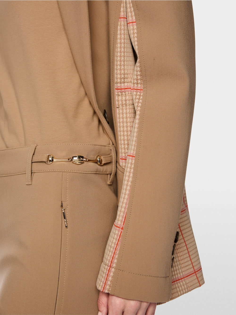 מכנסי SILEA בגזרה צרה (Slim fit), המרשימים בעיצוב הג'ודהפור האלגנטי שלהם. פרט דקורטיבי עדין בהשראת ספורט הרכיבה על הסוסים, על המותניים, מוסיף טאץ' אקסקלוסיבי, בעוד גובה המותן הסטנדרטי עם לולאות לחגורה וסגירת הכפתור והרוכסן הקלאסית מבטיחים התאמה מושלמת. כיסי צד פרקטיים עם רוכסן נסתר וללא תפר משלימים את העיצוב הספורטיבי.עיצוב בגזרה צרה, גובה מותן סטנדרטי, לולאות לחגורה, וכיסי צד עם רוכסן נסתר.הרכב: 45% פוליאסטר, 30% פוליאסטר (ממוחזר), 20% ויסקוזה, 5% אלסטןהדוגמנית בגובה 1.79 ולובשת מידה 3 של מארק קיין
