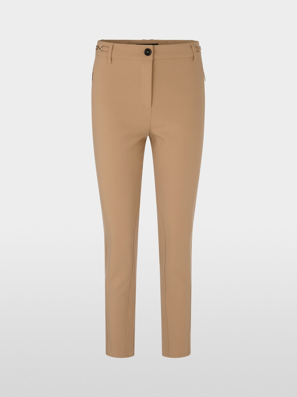 מכנסי SILEA בגזרה צרה (Slim fit), המרשימים בעיצוב הג'ודהפור האלגנטי שלהם. פרט דקורטיבי עדין בהשראת ספורט הרכיבה על הסוסים, על המותניים, מוסיף טאץ' אקסקלוסיבי, בעוד גובה המותן הסטנדרטי עם לולאות לחגורה וסגירת הכפתור והרוכסן הקלאסית מבטיחים התאמה מושלמת. כיסי צד פרקטיים עם רוכסן נסתר וללא תפר משלימים את העיצוב הספורטיבי.עיצוב בגזרה צרה, גובה מותן סטנדרטי, לולאות לחגורה, וכיסי צד עם רוכסן נסתר.הרכב: 45% פוליאסטר, 30% פוליאסטר (ממוחזר), 20% ויסקוזה, 5% אלסטןהדוגמנית בגובה 1.79 ולובשת מידה 3 של מארק קיין