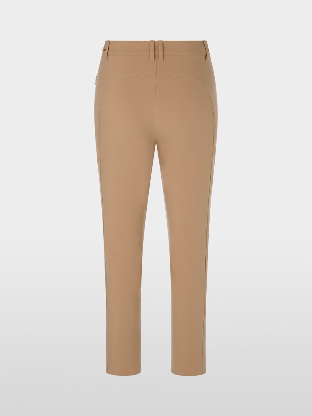 מכנסי SILEA בגזרה צרה (Slim fit), המרשימים בעיצוב הג'ודהפור האלגנטי שלהם. פרט דקורטיבי עדין בהשראת ספורט הרכיבה על הסוסים, על המותניים, מוסיף טאץ' אקסקלוסיבי, בעוד גובה המותן הסטנדרטי עם לולאות לחגורה וסגירת הכפתור והרוכסן הקלאסית מבטיחים התאמה מושלמת. כיסי צד פרקטיים עם רוכסן נסתר וללא תפר משלימים את העיצוב הספורטיבי.עיצוב בגזרה צרה, גובה מותן סטנדרטי, לולאות לחגורה, וכיסי צד עם רוכסן נסתר.הרכב: 45% פוליאסטר, 30% פוליאסטר (ממוחזר), 20% ויסקוזה, 5% אלסטןהדוגמנית בגובה 1.79 ולובשת מידה 3 של מארק קיין
