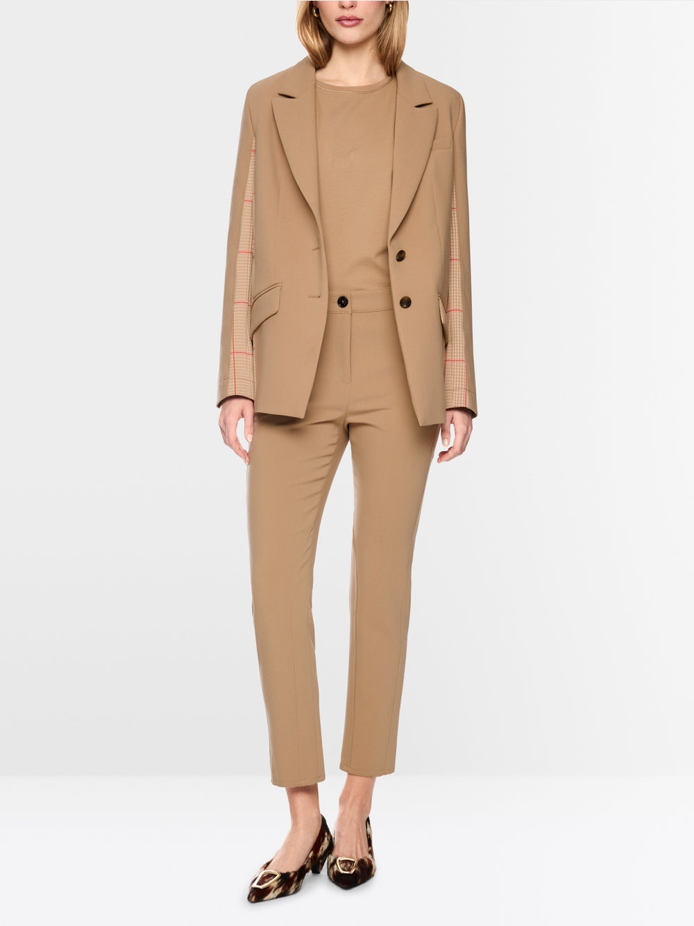 מכנסי SILEA בגזרה צרה (Slim fit), המרשימים בעיצוב הג'ודהפור האלגנטי שלהם. פרט דקורטיבי עדין בהשראת ספורט הרכיבה על הסוסים, על המותניים, מוסיף טאץ' אקסקלוסיבי, בעוד גובה המותן הסטנדרטי עם לולאות לחגורה וסגירת הכפתור והרוכסן הקלאסית מבטיחים התאמה מושלמת. כיסי צד פרקטיים עם רוכסן נסתר וללא תפר משלימים את העיצוב הספורטיבי.עיצוב בגזרה צרה, גובה מותן סטנדרטי, לולאות לחגורה, וכיסי צד עם רוכסן נסתר.הרכב: 45% פוליאסטר, 30% פוליאסטר (ממוחזר), 20% ויסקוזה, 5% אלסטןהדוגמנית בגובה 1.79 ולובשת מידה 3 של מארק קיין