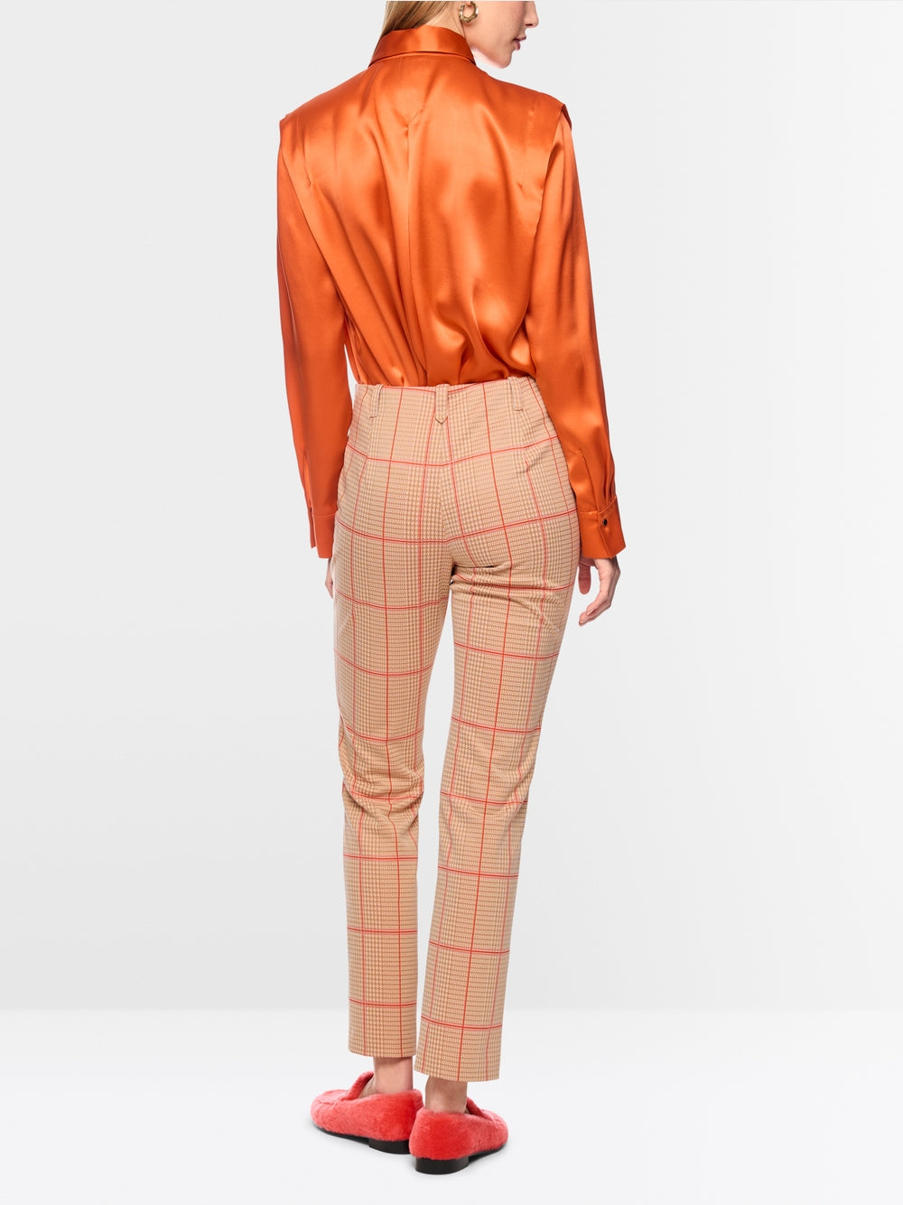 מכנסי SYDNEY בגזרה צרה (Slim fit), בשילוב עכשווי של דוגמת פפיטה ומשבצות. קפלים תפורים מעניקים לעיצוב נגיעה אלגנטית. נוחות מיטבית מובטחת הודות לגובה המותן הסטנדרטי ולסרט מותן אלסטי פנימי. לולאות לחגורה קלאסיות וסגירת כפתור ורוכסן משלימות את המראה.עיצוב בגזרה צרה, גובה מותן סטנדרטי, ולולאות לחגורה.הרכב: 57% פוליאסטר, 36% פוליאמיד, 7% אלסטןהדוגמנית בגובה 1.79 ולובשת מידה 3 של מארק קיין