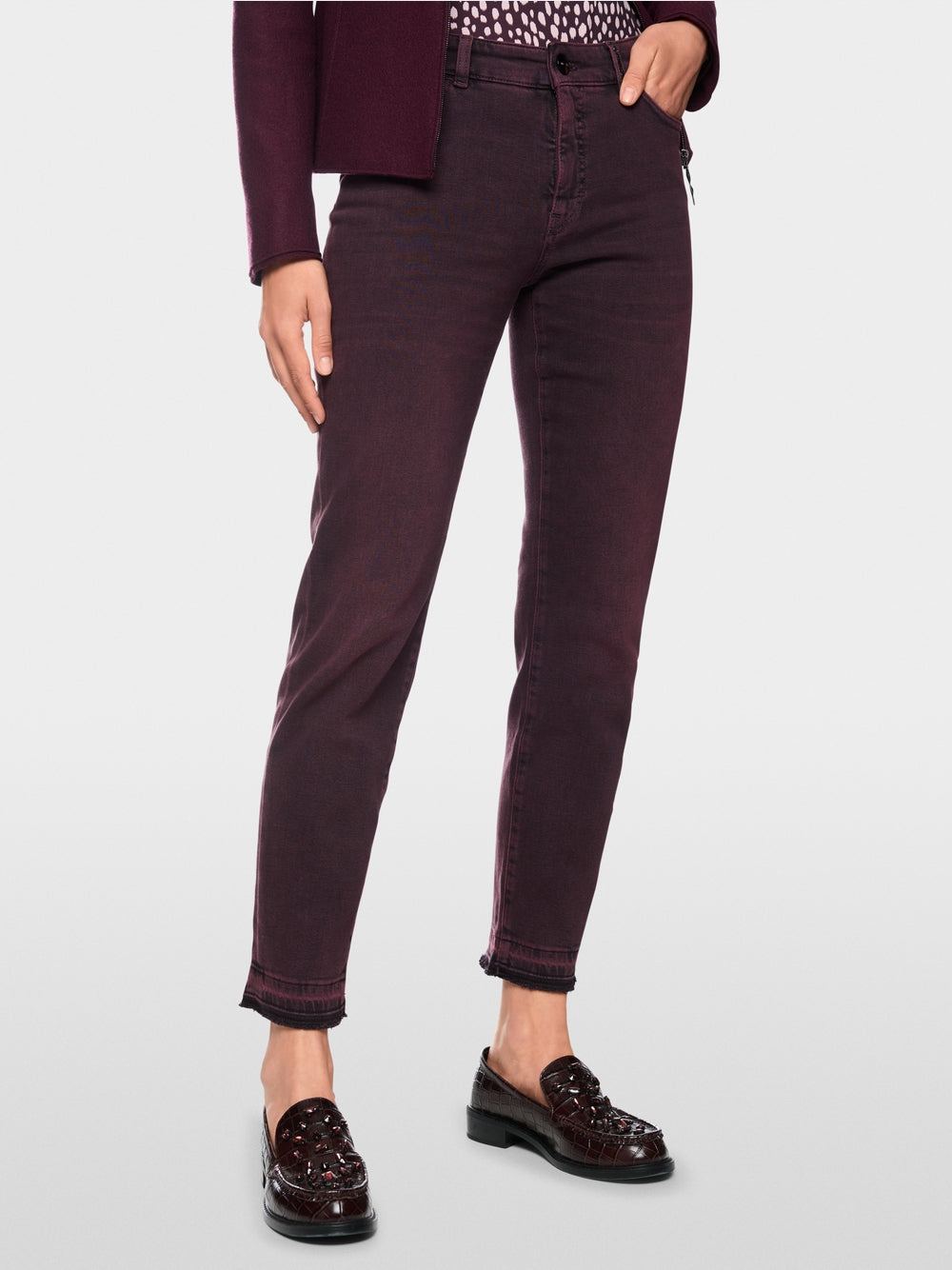 ג'ינס SILEA בגזרה צרה (Slim fit) באורך קצר ועם מכפלת פתוחה. הם עשויים תערובת חומרים איכותית ומציעים נוחות מעולה והתאמה מושלמת. לולאת החגורה בחזית מעוטרת באבנים דקורטיביות.עיצוב בגזרה צמודה, מכפלת פתוחה, ולולאת חגורה עם אבנים דקורטיביות.הרכב: 98% כותנה, 2% אלסטןהדוגמנית בגובה 1.79 ולובשת מידה 3 של מארק קיין