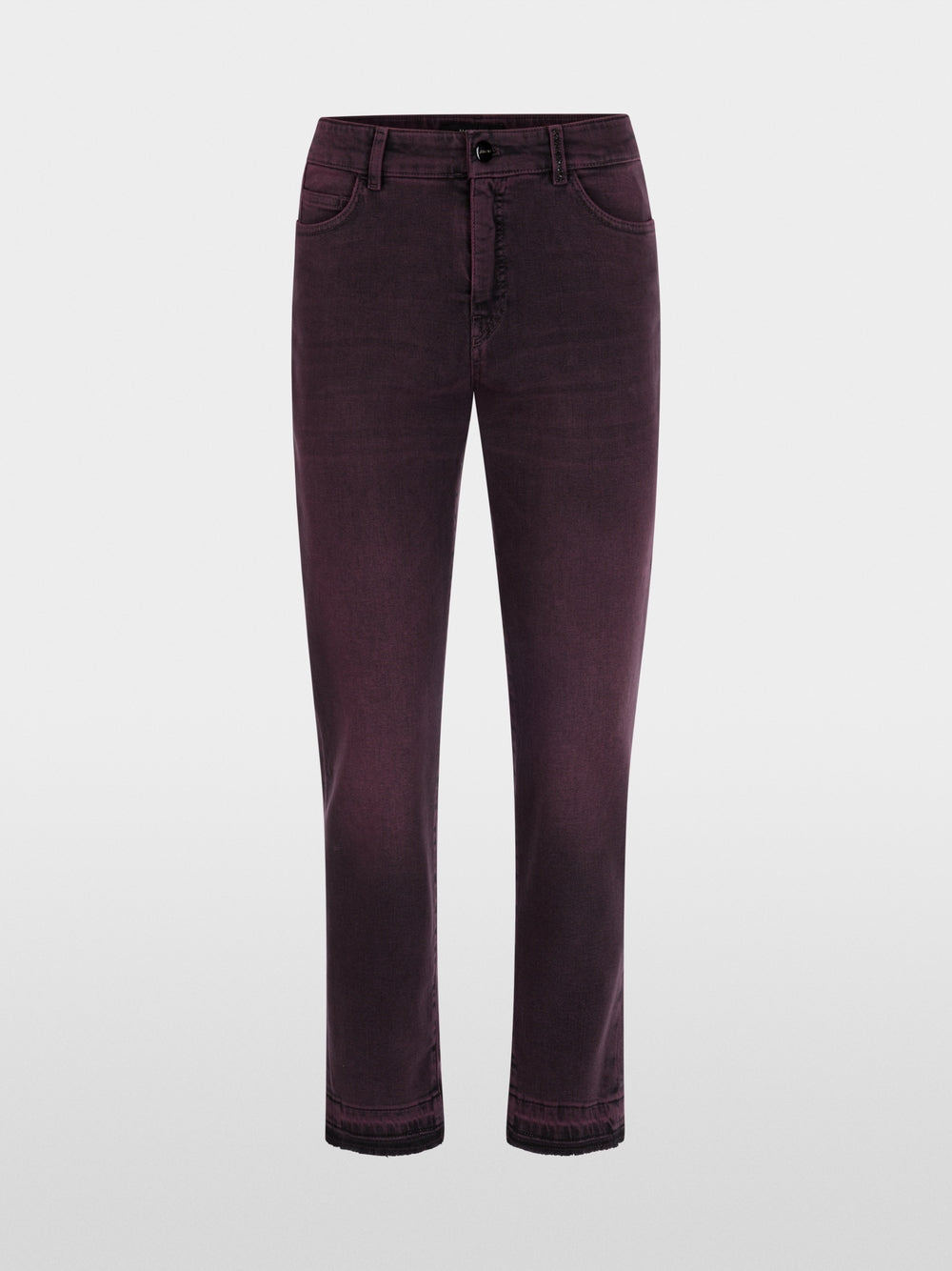 ג'ינס SILEA בגזרה צרה (Slim fit) באורך קצר ועם מכפלת פתוחה. הם עשויים תערובת חומרים איכותית ומציעים נוחות מעולה והתאמה מושלמת. לולאת החגורה בחזית מעוטרת באבנים דקורטיביות.עיצוב בגזרה צמודה, מכפלת פתוחה, ולולאת חגורה עם אבנים דקורטיביות.הרכב: 98% כותנה, 2% אלסטןהדוגמנית בגובה 1.79 ולובשת מידה 3 של מארק קיין