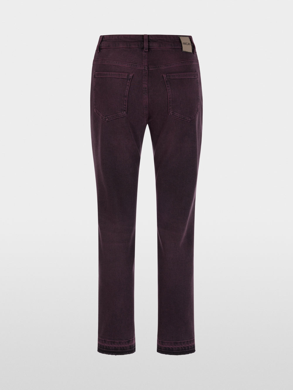 ג'ינס SILEA בגזרה צרה (Slim fit) באורך קצר ועם מכפלת פתוחה. הם עשויים תערובת חומרים איכותית ומציעים נוחות מעולה והתאמה מושלמת. לולאת החגורה בחזית מעוטרת באבנים דקורטיביות.עיצוב בגזרה צמודה, מכפלת פתוחה, ולולאת חגורה עם אבנים דקורטיביות.הרכב: 98% כותנה, 2% אלסטןהדוגמנית בגובה 1.79 ולובשת מידה 3 של מארק קיין