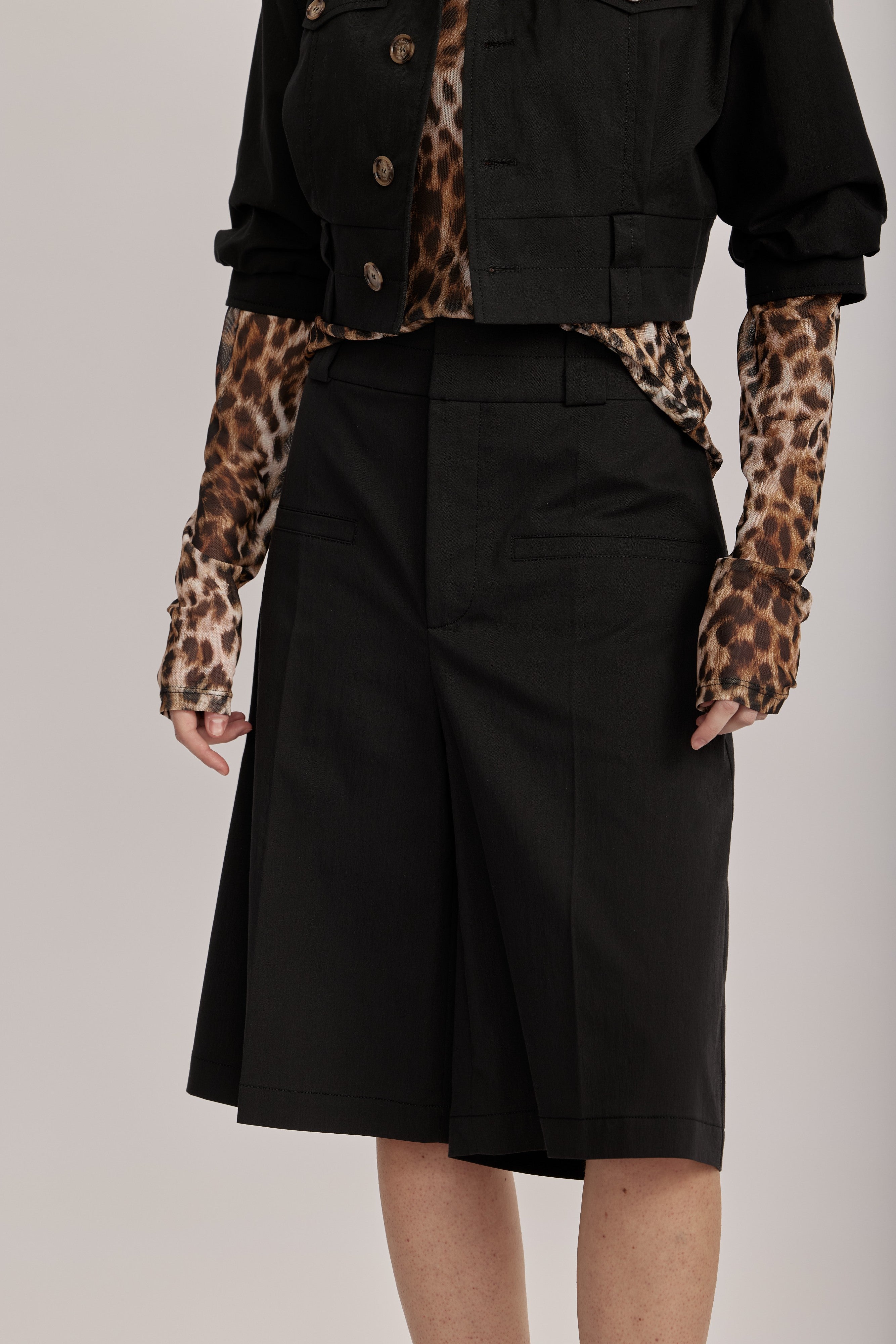 מכנסי ברמודה מליין MOSCHINO JEANS של המותג האיטלקי מוסקינו.גזרה מתרחבת באורך הברך, בצללית A, עם קפלים מודגשים, לולאות לחגורה, וסגירה באמצעות וו ורוכסן נסתר.הרכב: 61% כותנה, 36% פוליאמיד, 3% אלסטןהדוגמנית בגובה 1.75 ולובשת מידה 40 של MOSCHINO