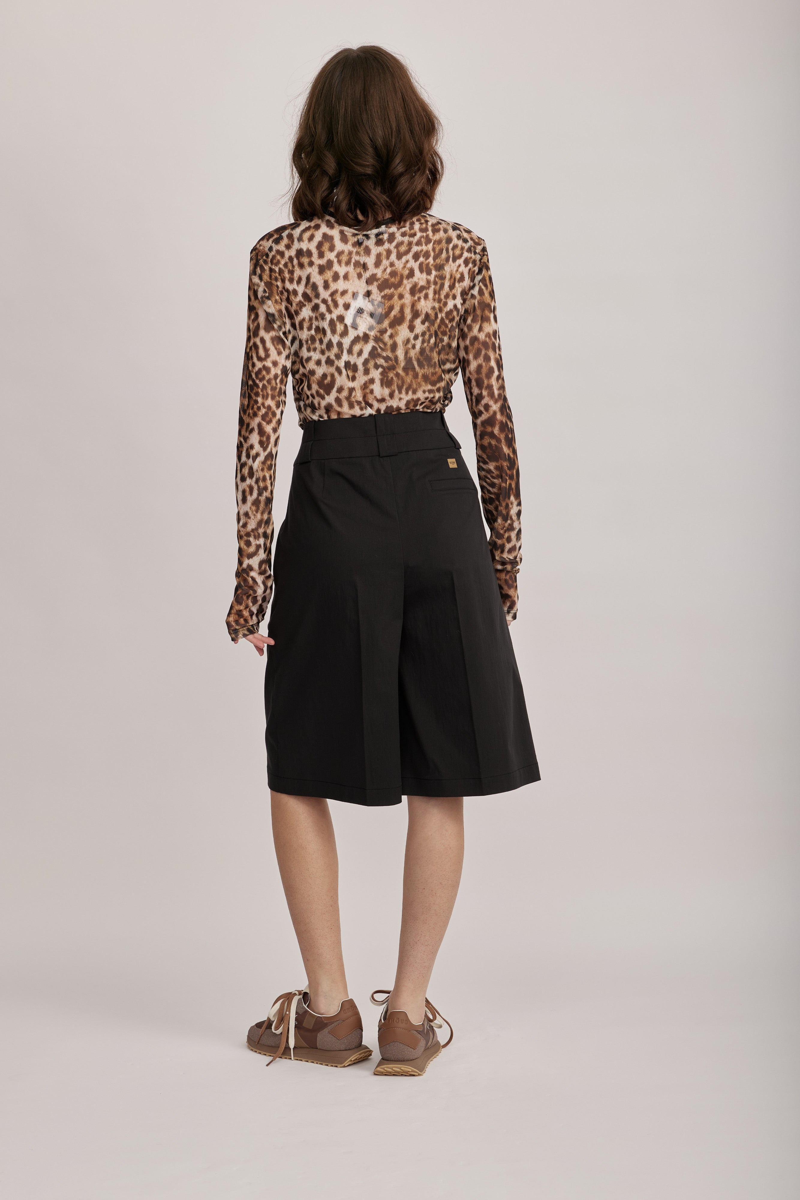 מכנסי ברמודה מליין MOSCHINO JEANS של המותג האיטלקי מוסקינו.גזרה מתרחבת באורך הברך, בצללית A, עם קפלים מודגשים, לולאות לחגורה, וסגירה באמצעות וו ורוכסן נסתר.הרכב: 61% כותנה, 36% פוליאמיד, 3% אלסטןהדוגמנית בגובה 1.75 ולובשת מידה 40 של MOSCHINO