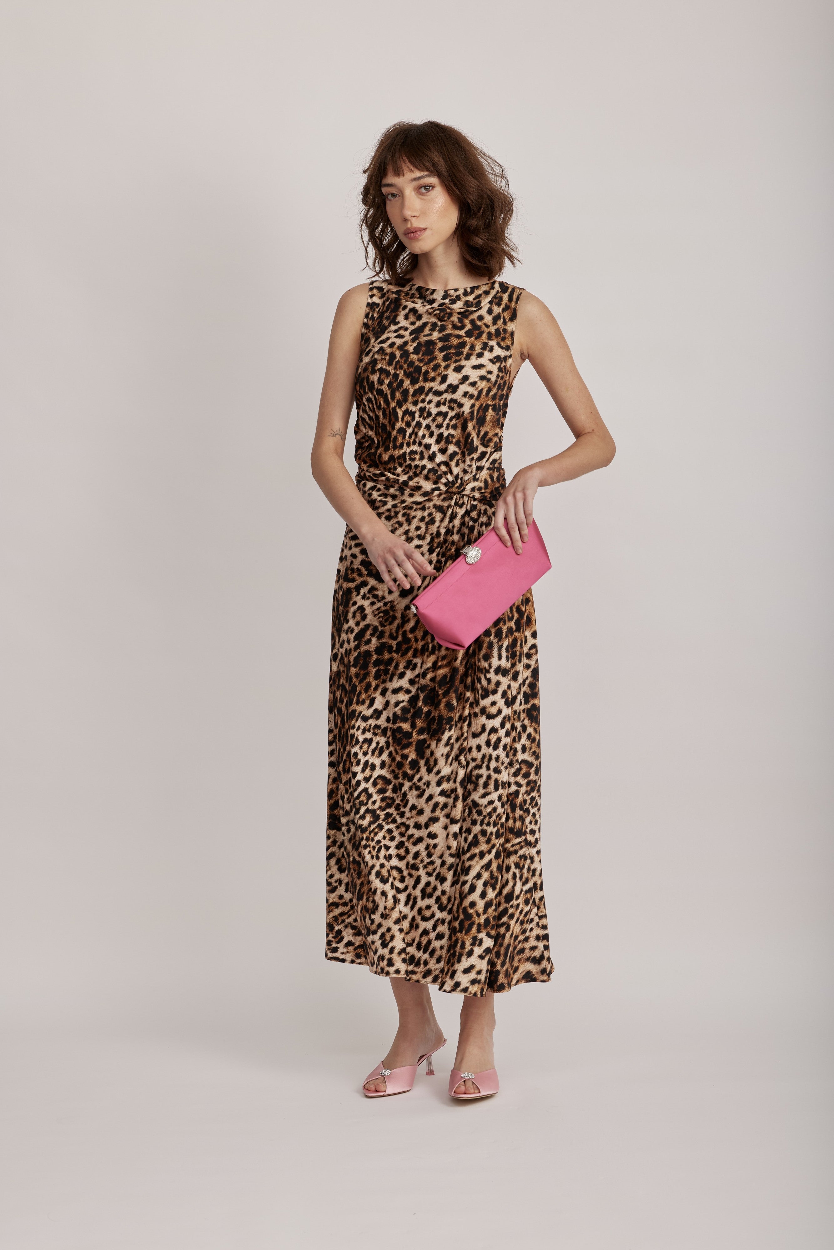 שמלת מקסי מליין MOSCHINO JEANS של המותג האיטלקי מוסקינו.שמלה בעיצוב אלגנטי ונועז, מבד ויסקוזה קליל בהדפס דוגמה מנומרת. ללא שרוולים, עם צווארון סירה, קפלים מכווצים בצד המותן וחצאית מתרחבת יוצרים צללית קלאסית ונשית. לוגו המותג מוטבע בגב השמלה.הרכב: 100% ויסקוזההדוגמנית בגובה 1.75 ולובשת מידה 42 של MOSCHINO