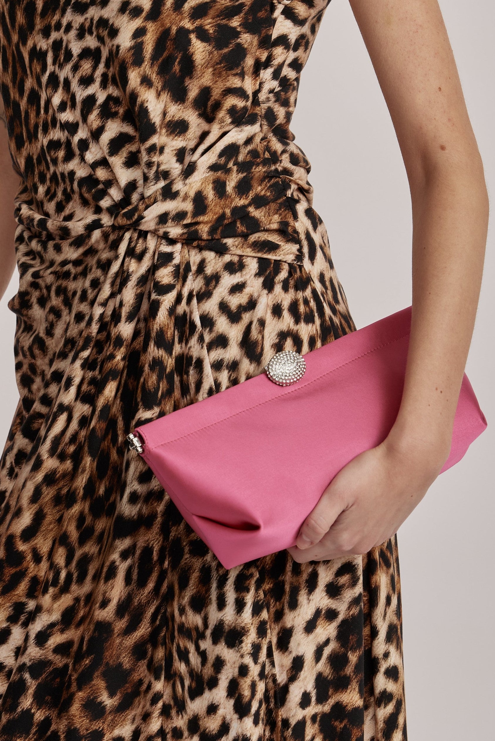 שמלת מקסי מליין MOSCHINO JEANS של המותג האיטלקי מוסקינו.שמלה בעיצוב אלגנטי ונועז, מבד ויסקוזה קליל בהדפס דוגמה מנומרת. ללא שרוולים, עם צווארון סירה, קפלים מכווצים בצד המותן וחצאית מתרחבת יוצרים צללית קלאסית ונשית. לוגו המותג מוטבע בגב השמלה.הרכב: 100% ויסקוזההדוגמנית בגובה 1.75 ולובשת מידה 42 של MOSCHINO