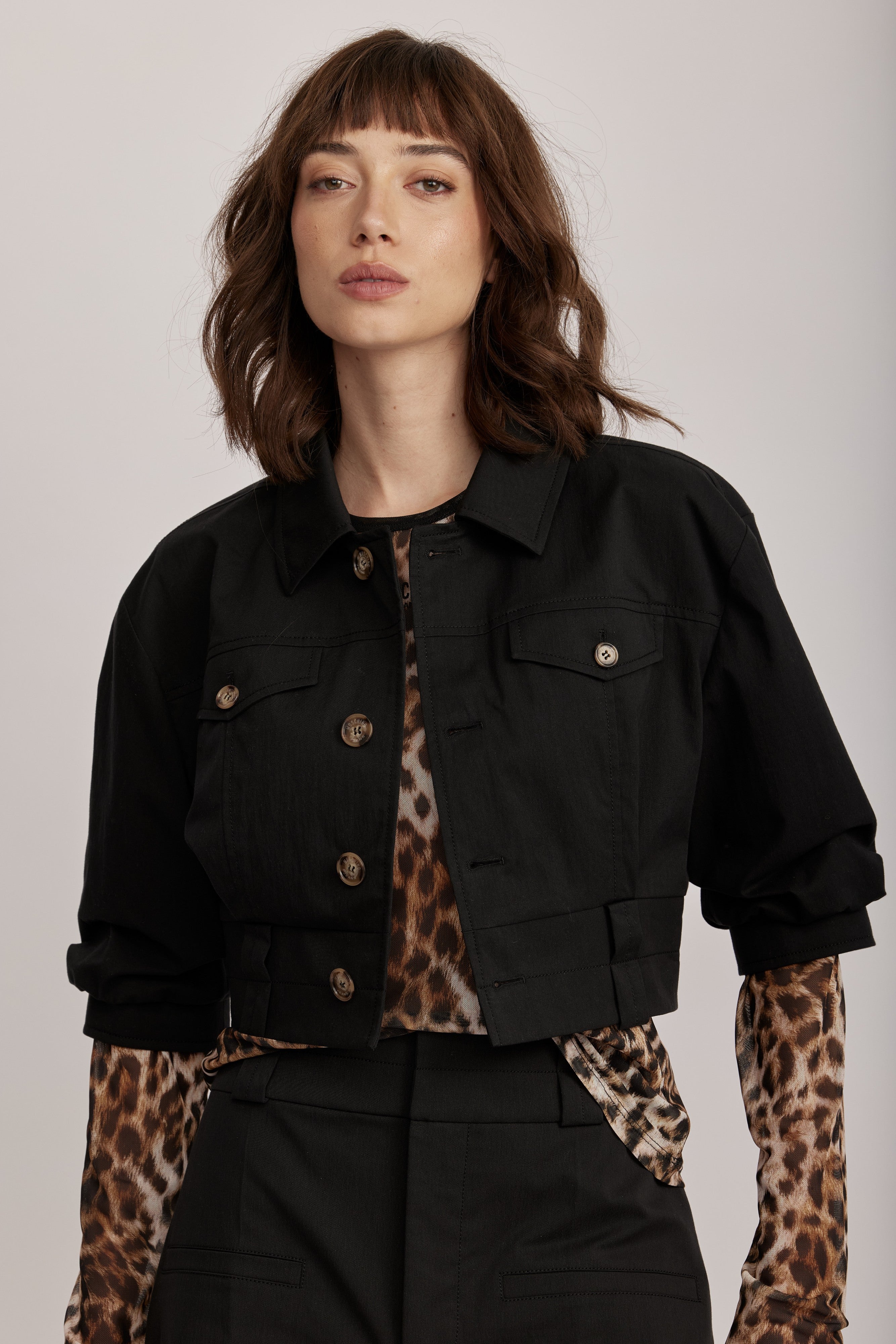 ז'קט מליין MOSCHINO JEANS של המותג האיטלקי מוסקינו.גזרת קרופ קצרה, שרוולים תפוחים באורך המרפק, צווארון קלאסי, וסגירת כפתורים מעוצבים עם לוגו המותג.הרכב: 61% כותנה, 36% פוליאמיד, 3% אלסטןהדוגמנית בגובה 1.75 ולובשת מידה 40 של MOSCHINO