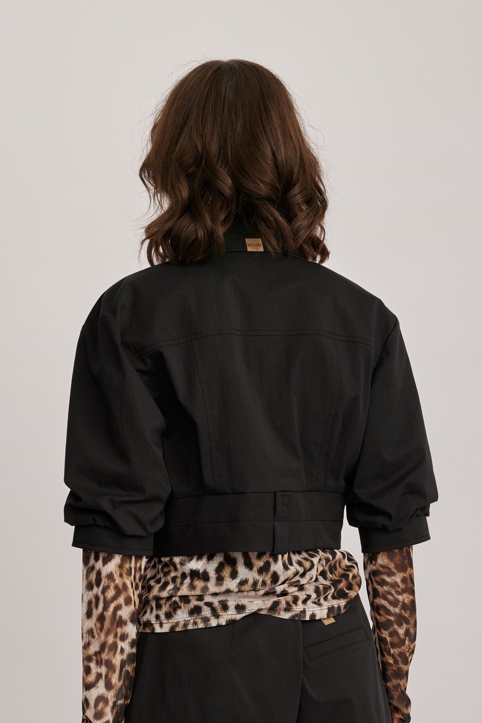 ז'קט מליין MOSCHINO JEANS של המותג האיטלקי מוסקינו.גזרת קרופ קצרה, שרוולים תפוחים באורך המרפק, צווארון קלאסי, וסגירת כפתורים מעוצבים עם לוגו המותג.הרכב: 61% כותנה, 36% פוליאמיד, 3% אלסטןהדוגמנית בגובה 1.75 ולובשת מידה 40 של MOSCHINO