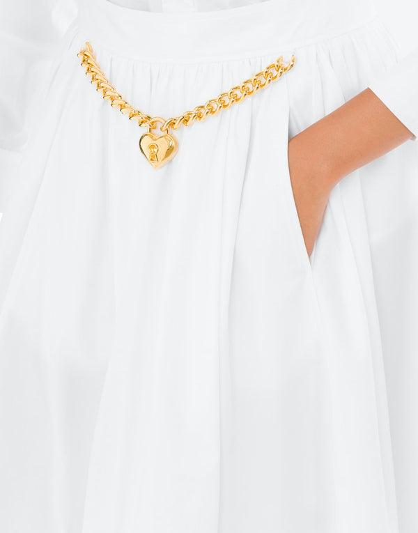 חצאית כותנה לבנה בגזרת A ליין מעוטרת בשרשרת זהב עם מנעול בצורת לב