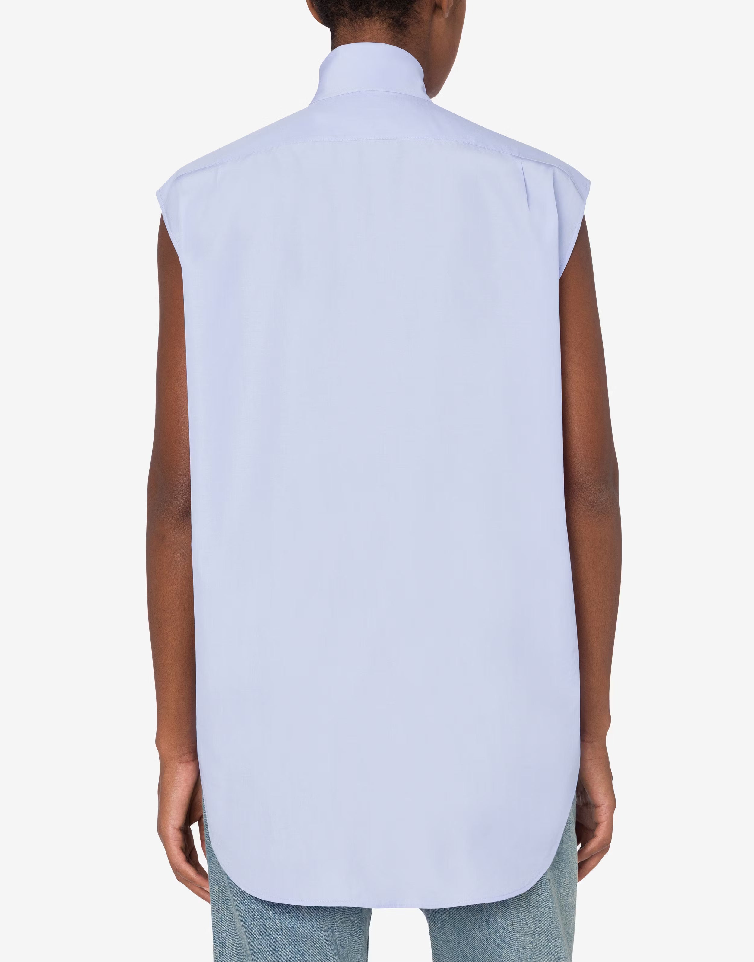 גופייה מכופתרת עם צווארון קשירההרכב: 100% כותנההדוגמנית בגובה 1.76 ולובשת מידה 40 איטלקית