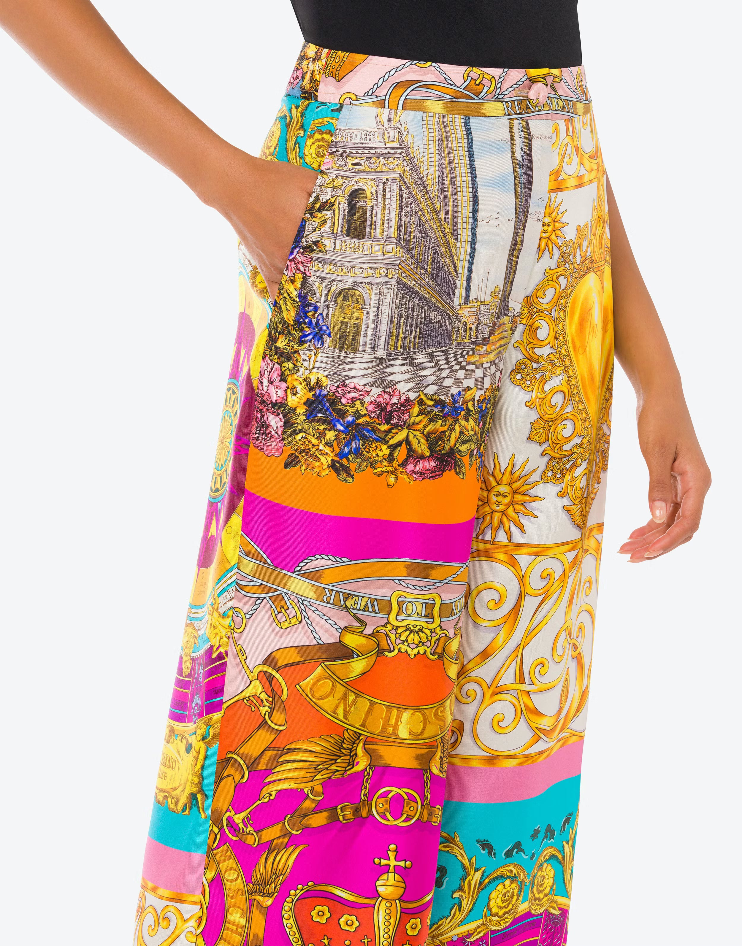 מכנסי משי עם הדפס צבעוני מקולקציית MOSCHINO COUTUREהרכב: 100% משי; בטנה: 60% אצטט, 40% קופרוהדוגמנית בגובה 1.78 ולובשת מידה 42 איטלקית